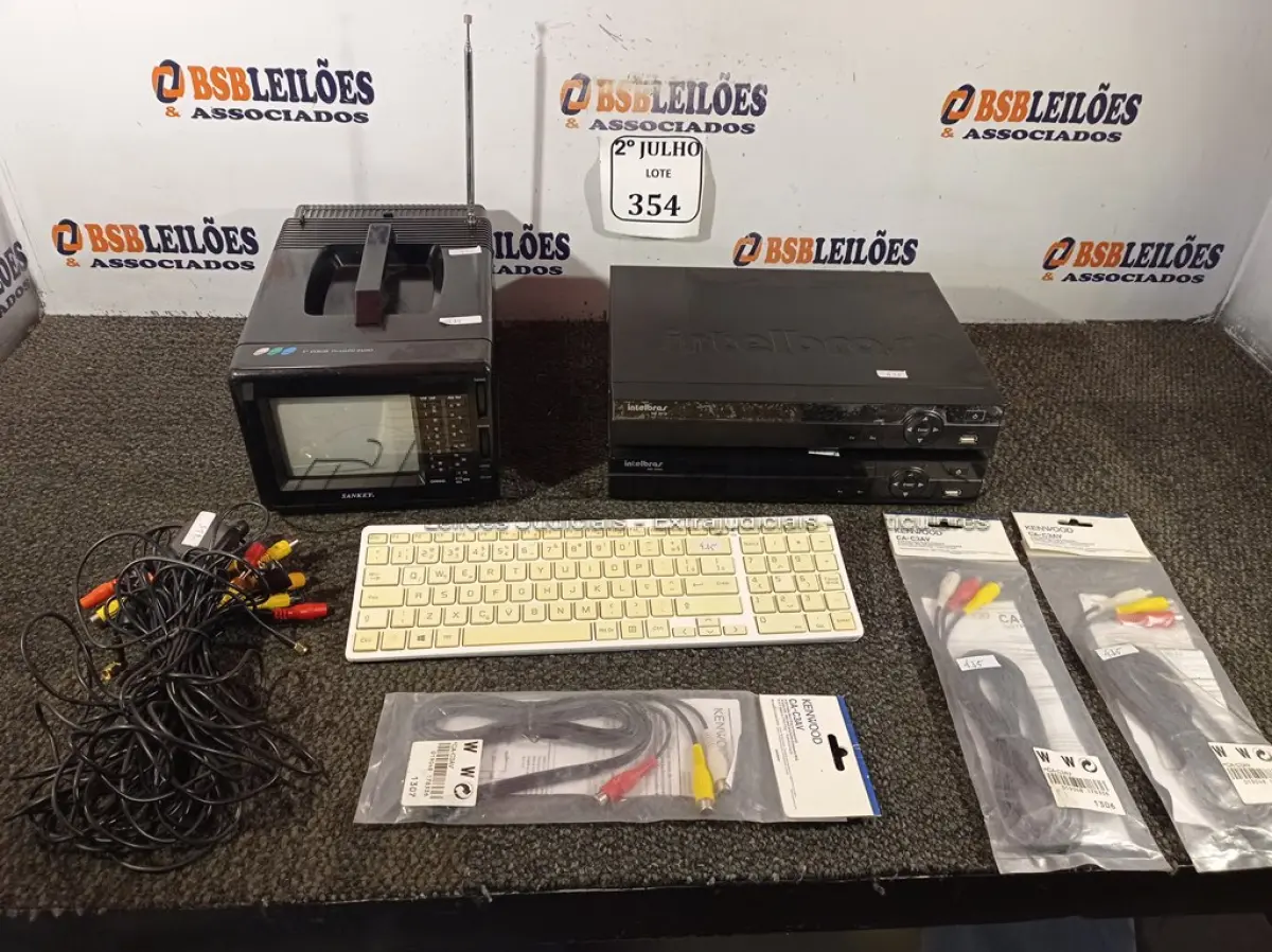 LOTE 354 - 01 TV/RADIO, 01 TECLADO SEM FIO ,03 CABOS VÍDEOS , 02 DVRS INTELBRAS  ,06 CÂMERAS DE RÉ E 02 ANTENAS PARA GPS AUTOMOTIVO (NO ESTADO) ATENÇÃO! FAZER A VISITAÇÃO ANTES DE ARREMATAR, NÃO SABEMOS SE FUNCIONA. LEILÃO NÃO TEM GARANTIA E NEM DEVOLUÇÃO, SUJEITO A POSSÍVEIS AVARIAS VISÍVEIS/OCULTAS E/OU AUSÊNCIA DE COMPONENTES.