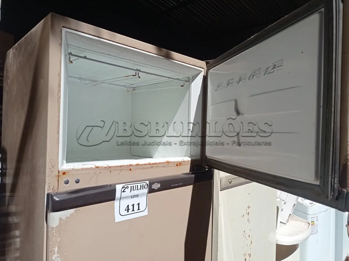 LOTE 411 - 01 GELADEIRA BRASTEMP 220V (NO ESTADO) ATENÇÃO! FAZER A VISITAÇÃO ANTES DE ARREMATAR, NÃO SABEMOS SE FUNCIONA. LEILÃO NÃO TEM GARANTIA E NEM DEVOLUÇÃO, SUJEITO A POSSÍVEIS AVARIAS VISÍVEIS/OCULTAS E/OU AUSÊNCIA DE COMPONENTES.