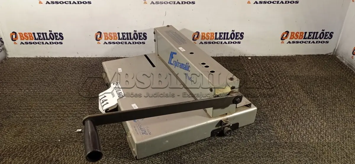 LOTE 141 - 01 ENCADERNADORA MANUAL MARCA ESPIRAMALIC PLUS (NO ESTADO) ATENÇÃO! FAZER A VISITAÇÃO ANTES DE ARREMATAR, NÃO SABEMOS SE FUNCIONA. LEILÃO NÃO TEM GARANTIA E NEM DEVOLUÇÃO, SUJEITO A POSSÍVEIS AVARIAS VISÍVEIS/OCULTAS E/OU AUSÊNCIA DE COMPONENTES.