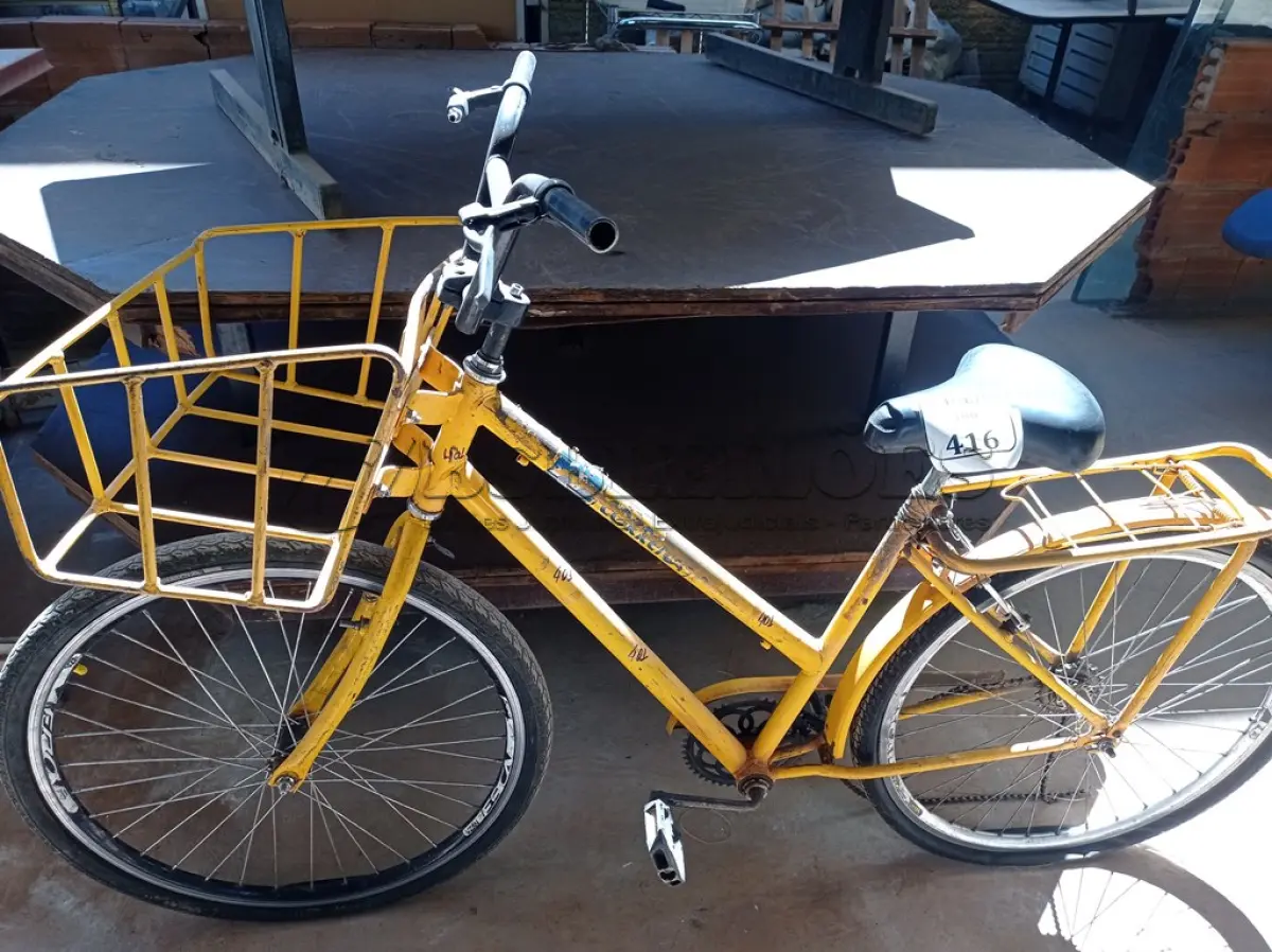 LOTE 416 - 01 BICICLETA AMARELA COM CESTO E GARUPA COM  ARO 26 (NO ESTADO) ATENÇÃO! FAZER A VISITAÇÃO ANTES DE ARREMATAR, NÃO SABEMOS SE FUNCIONA. LEILÃO NÃO TEM GARANTIA E NEM DEVOLUÇÃO, SUJEITO A POSSÍVEIS AVARIAS VISÍVEIS/OCULTAS E/OU AUSÊNCIA DE COMPONENTES.
