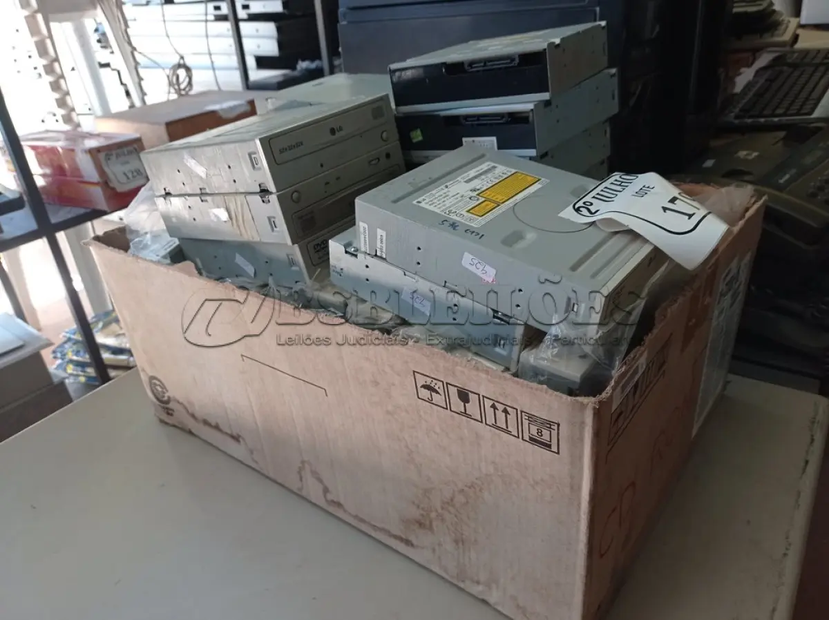 LOTE 179 - 01 CAIXA COM DRIVE CD-ROM (NO ESTADO) ATENÇÃO! FAZER A VISITAÇÃO ANTES DE ARREMATAR, NÃO SABEMOS SE FUNCIONA. LEILÃO NÃO TEM GARANTIA E NEM DEVOLUÇÃO, SUJEITO A POSSÍVEIS AVARIAS VISÍVEIS/OCULTAS E/OU AUSÊNCIA DE COMPONENTES.