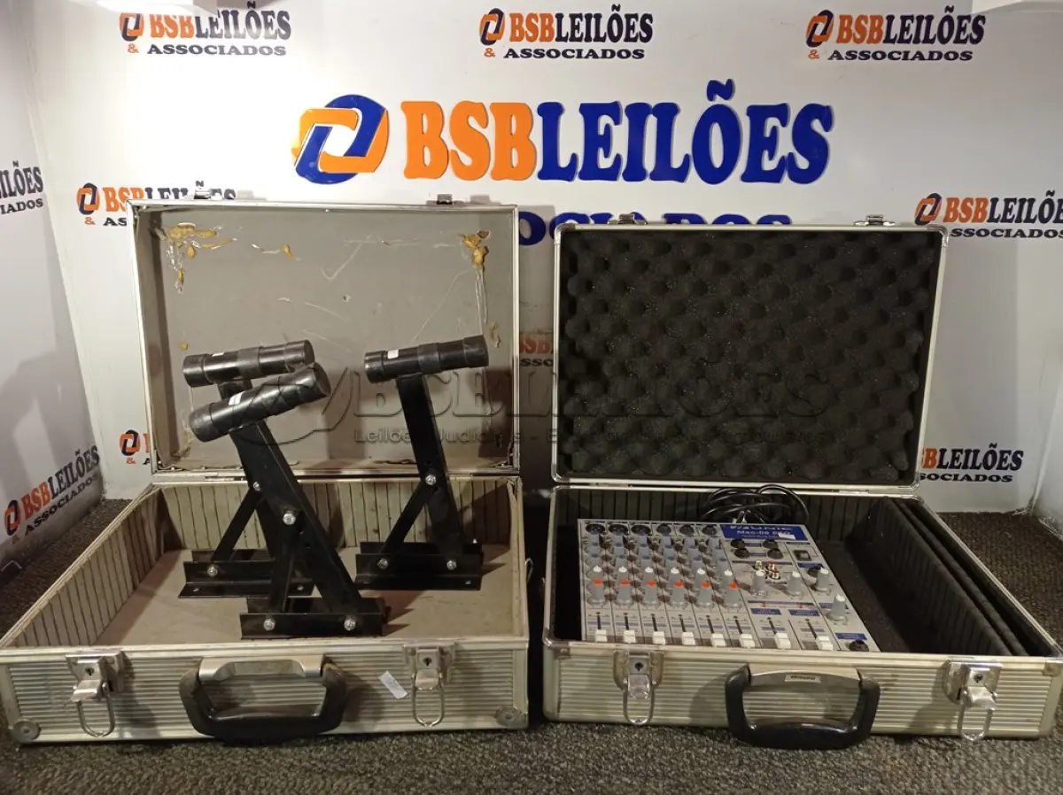 LOTE 176 - 01 MESA DE SOM 06 CANAIS MARCA UNIC MOD: MAC-06 E 02 MALETAS (NO ESTADO) ATENÇÃO! FAZER A VISITAÇÃO ANTES DE ARREMATAR, NÃO SABEMOS SE FUNCIONA. LEILÃO NÃO TEM GARANTIA E NEM DEVOLUÇÃO, SUJEITO A POSSÍVEIS AVARIAS VISÍVEIS/OCULTAS E/OU AUSÊNCIA DE COMPONENTES.