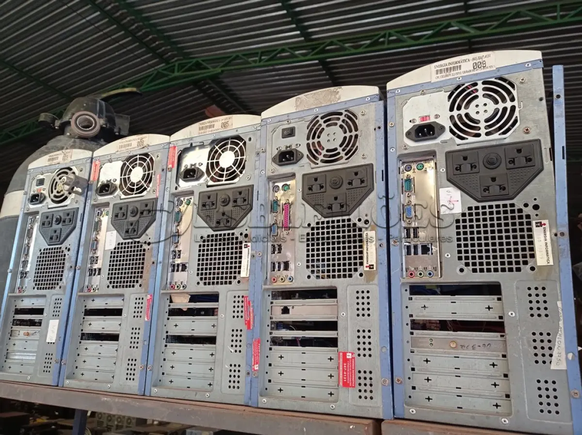 LOTE 135 - 05 CPUS PENTIUM 4. (NO ESTADO) ATENÇÃO! FAZER A VISITAÇÃO ANTES DE ARREMATAR, NÃO SABEMOS SE FUNCIONA. LEILÃO NÃO TEM GARANTIA E NEM DEVOLUÇÃO, SUJEITO A POSSÍVEIS AVARIAS VISÍVEIS/OCULTAS E/OU AUSÊNCIA DE COMPONENTES.
