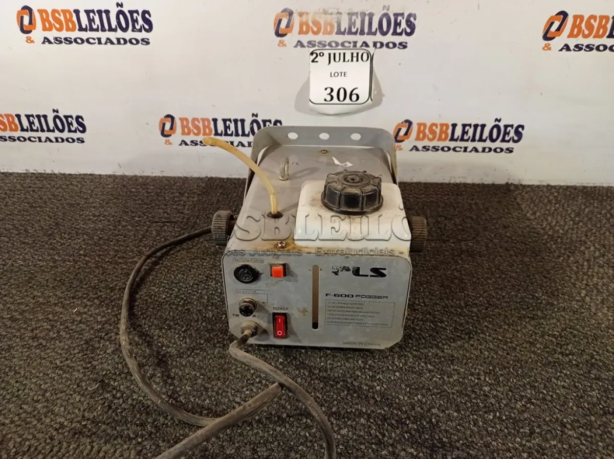 LOTE 306 - 01 MÁQUINA DE FUMAÇA PLS (NO ESTADO) ATENÇÃO! FAZER A VISITAÇÃO ANTES DE ARREMATAR, NÃO SABEMOS SE FUNCIONA. LEILÃO NÃO TEM GARANTIA E NEM DEVOLUÇÃO, SUJEITO A POSSÍVEIS AVARIAS VISÍVEIS/OCULTAS E/OU AUSÊNCIA DE COMPONENTES.