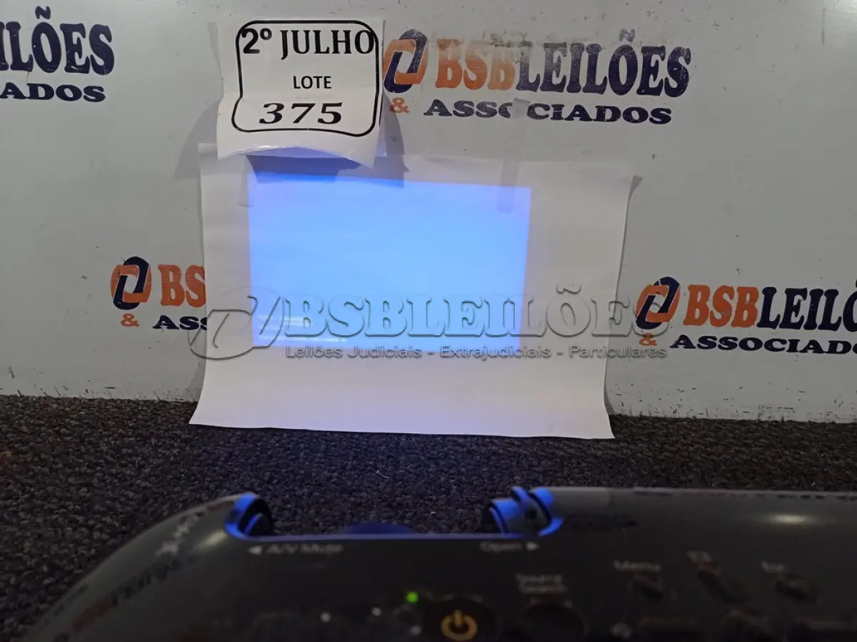 LOTE 375 - 01 PROJETOR EPSON HDMI (NO ESTADO) ATENÇÃO! FAZER A VISITAÇÃO ANTES DE ARREMATAR, NÃO SABEMOS SE FUNCIONA. LEILÃO NÃO TEM GARANTIA E NEM DEVOLUÇÃO, SUJEITO A POSSÍVEIS AVARIAS VISÍVEIS/OCULTAS E/OU AUSÊNCIA DE COMPONENTES.
