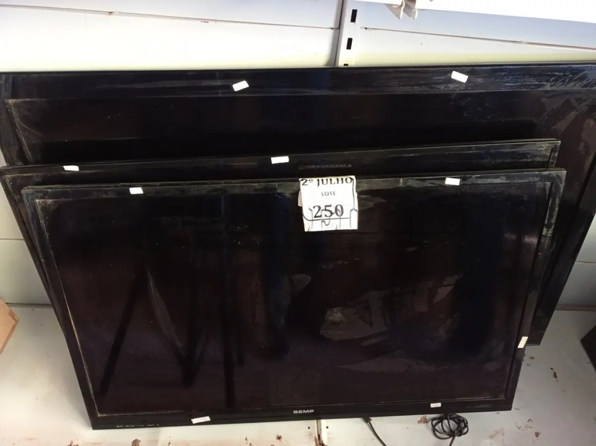 LOTE 250 - 03 TVS MARCAS E MODELOS DIVERSOS COM AVARIAS (NO ESTADO) ATENÇÃO! FAZER A VISITAÇÃO ANTES DE ARREMATAR, NÃO SABEMOS SE FUNCIONA. LEILÃO NÃO TEM GARANTIA E NEM DEVOLUÇÃO, SUJEITO A POSSÍVEIS AVARIAS VISÍVEIS/OCULTAS E/OU AUSÊNCIA DE COMPONENTES.