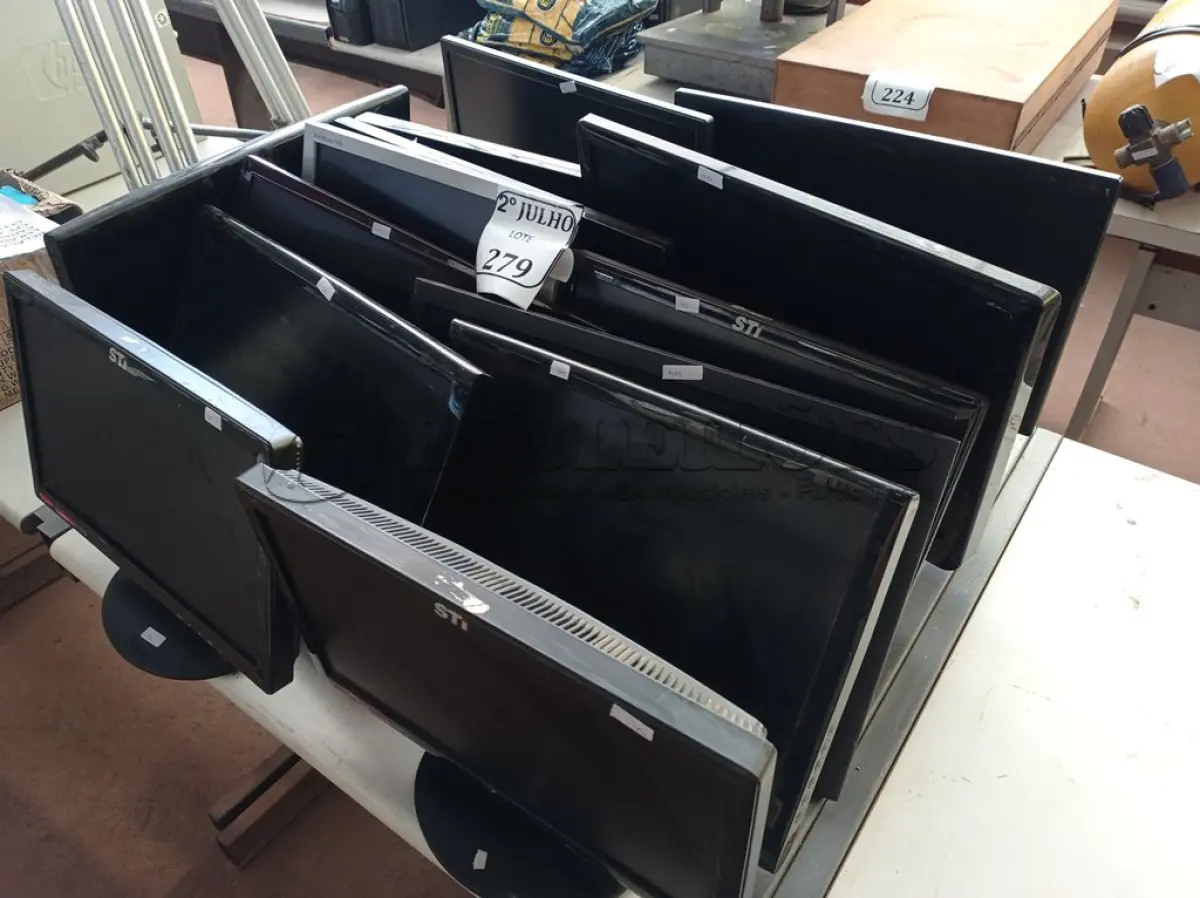 LOTE 279 - 14 MONITORES MARCAS E MODELOS DIVERSOS (NO ESTADO) ATENÇÃO! FAZER A VISITAÇÃO ANTES DE ARREMATAR, NÃO SABEMOS SE FUNCIONA. LEILÃO NÃO TEM GARANTIA E NEM DEVOLUÇÃO, SUJEITO A POSSÍVEIS AVARIAS VISÍVEIS/OCULTAS E/OU AUSÊNCIA DE COMPONENTES.