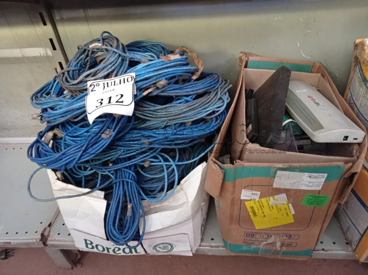LOTE 312 - 01 CAIXA COM MATERIAIS DIVERSOS E CABOS DE REDE (NO ESTADO) ATENÇÃO! FAZER A VISITAÇÃO ANTES DE ARREMATAR, NÃO SABEMOS SE FUNCIONA. LEILÃO NÃO TEM GARANTIA E NEM DEVOLUÇÃO, SUJEITO A POSSÍVEIS AVARIAS VISÍVEIS/OCULTAS E/OU AUSÊNCIA DE COMPONENTES.