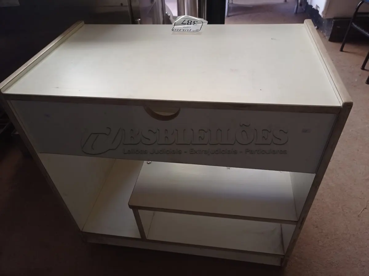 LOTE 387 - 01 MESA PARA COMPUTADOR (NO ESTADO) ATENÇÃO! FAZER A VISITAÇÃO ANTES DE ARREMATAR, NÃO SABEMOS SE FUNCIONA. LEILÃO NÃO TEM GARANTIA E NEM DEVOLUÇÃO, SUJEITO A POSSÍVEIS AVARIAS VISÍVEIS/OCULTAS E/OU AUSÊNCIA DE COMPONENTES.