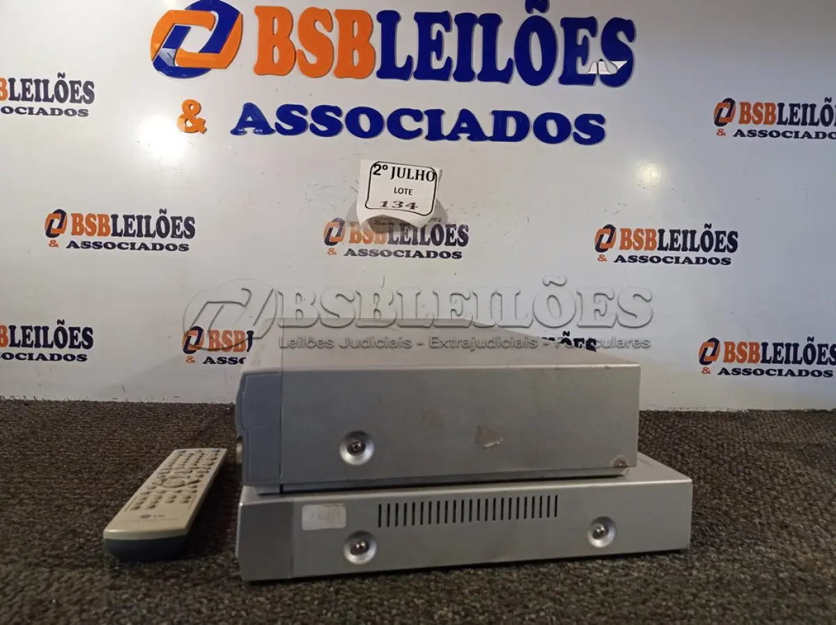 LOTE 134 - 02 DVDS MARCA LG E 04 VÍDEOS CASSETES MARCAS E MODELOS DIVERSOS. (NO ESTADO) ATENÇÃO! FAZER A VISITAÇÃO ANTES DE ARREMATAR, NÃO SABEMOS SE FUNCIONA. LEILÃO NÃO TEM GARANTIA E NEM DEVOLUÇÃO, SUJEITO A POSSÍVEIS AVARIAS VISÍVEIS/OCULTAS E/OU AUSÊNCIA DE COMPONENTES.