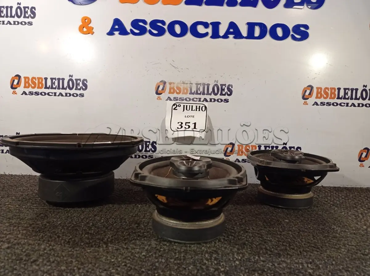 LOTE 351 - 01 ALTO-FALANTE DE 10” E 02 ALTO-FALANTES 69 (NO ESTADO) ATENÇÃO! FAZER A VISITAÇÃO ANTES DE ARREMATAR, NÃO SABEMOS SE FUNCIONA. LEILÃO NÃO TEM GARANTIA E NEM DEVOLUÇÃO, SUJEITO A POSSÍVEIS AVARIAS VISÍVEIS/OCULTAS E/OU AUSÊNCIA DE COMPONENTES.