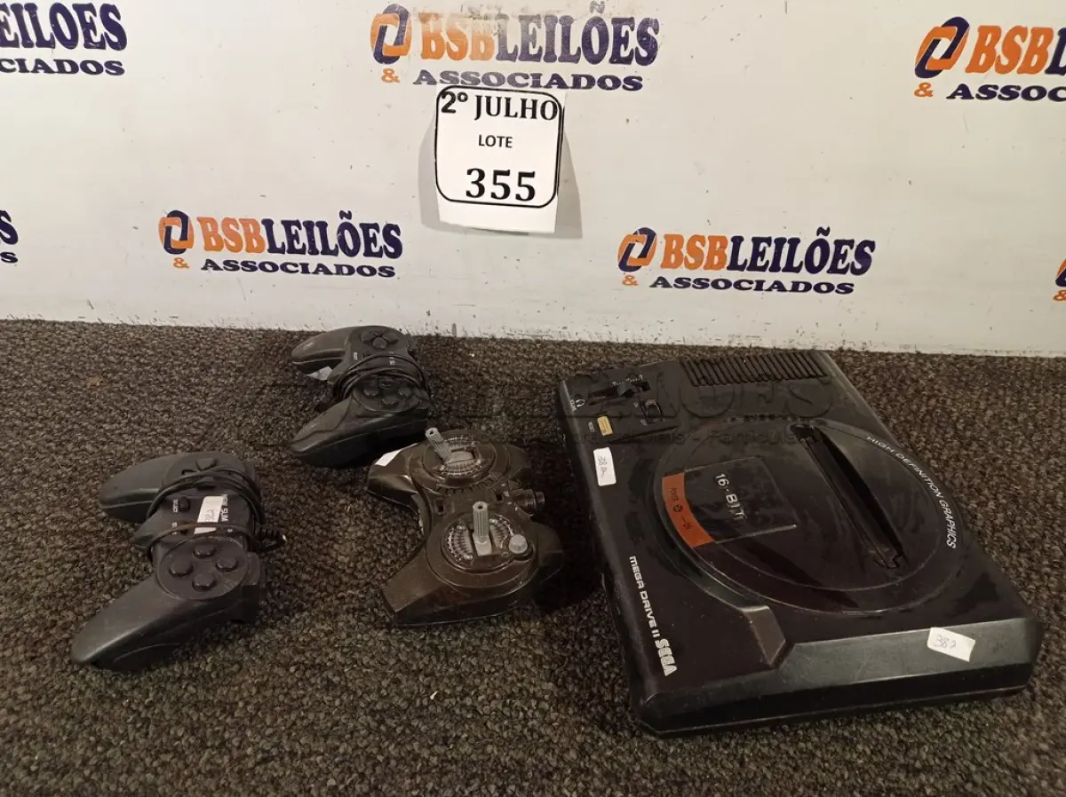 LOTE 355 - 01 MEGA DRIVE E 03 CONTROLES (NO ESTADO) ATENÇÃO! FAZER A VISITAÇÃO ANTES DE ARREMATAR, NÃO SABEMOS SE FUNCIONA. LEILÃO NÃO TEM GARANTIA E NEM DEVOLUÇÃO, SUJEITO A POSSÍVEIS AVARIAS VISÍVEIS/OCULTAS E/OU AUSÊNCIA DE COMPONENTES.