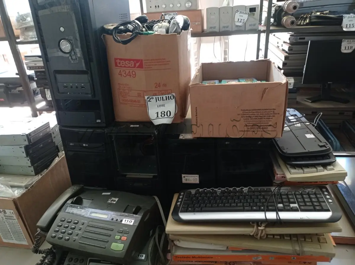 LOTE 180 - 05 CPUS, VÁRIOS TECLADOS ,01 CAIXA COM MOUSE ,02 FAX, FITAS CASSETE E FITAS VHS  (NO ESTADO) ATENÇÃO! FAZER A VISITAÇÃO ANTES DE ARREMATAR, NÃO SABEMOS SE FUNCIONA. LEILÃO NÃO TEM GARANTIA E NEM DEVOLUÇÃO, SUJEITO A POSSÍVEIS AVARIAS VISÍVEIS/OCULTAS E/OU AUSÊNCIA DE COMPONENTES.