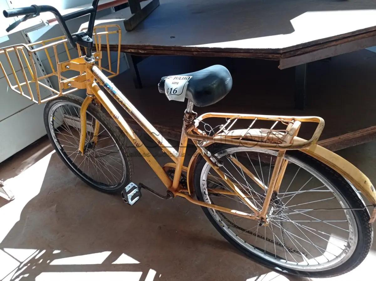 LOTE 416 - 01 BICICLETA AMARELA COM CESTO E GARUPA COM  ARO 26 (NO ESTADO) ATENÇÃO! FAZER A VISITAÇÃO ANTES DE ARREMATAR, NÃO SABEMOS SE FUNCIONA. LEILÃO NÃO TEM GARANTIA E NEM DEVOLUÇÃO, SUJEITO A POSSÍVEIS AVARIAS VISÍVEIS/OCULTAS E/OU AUSÊNCIA DE COMPONENTES.