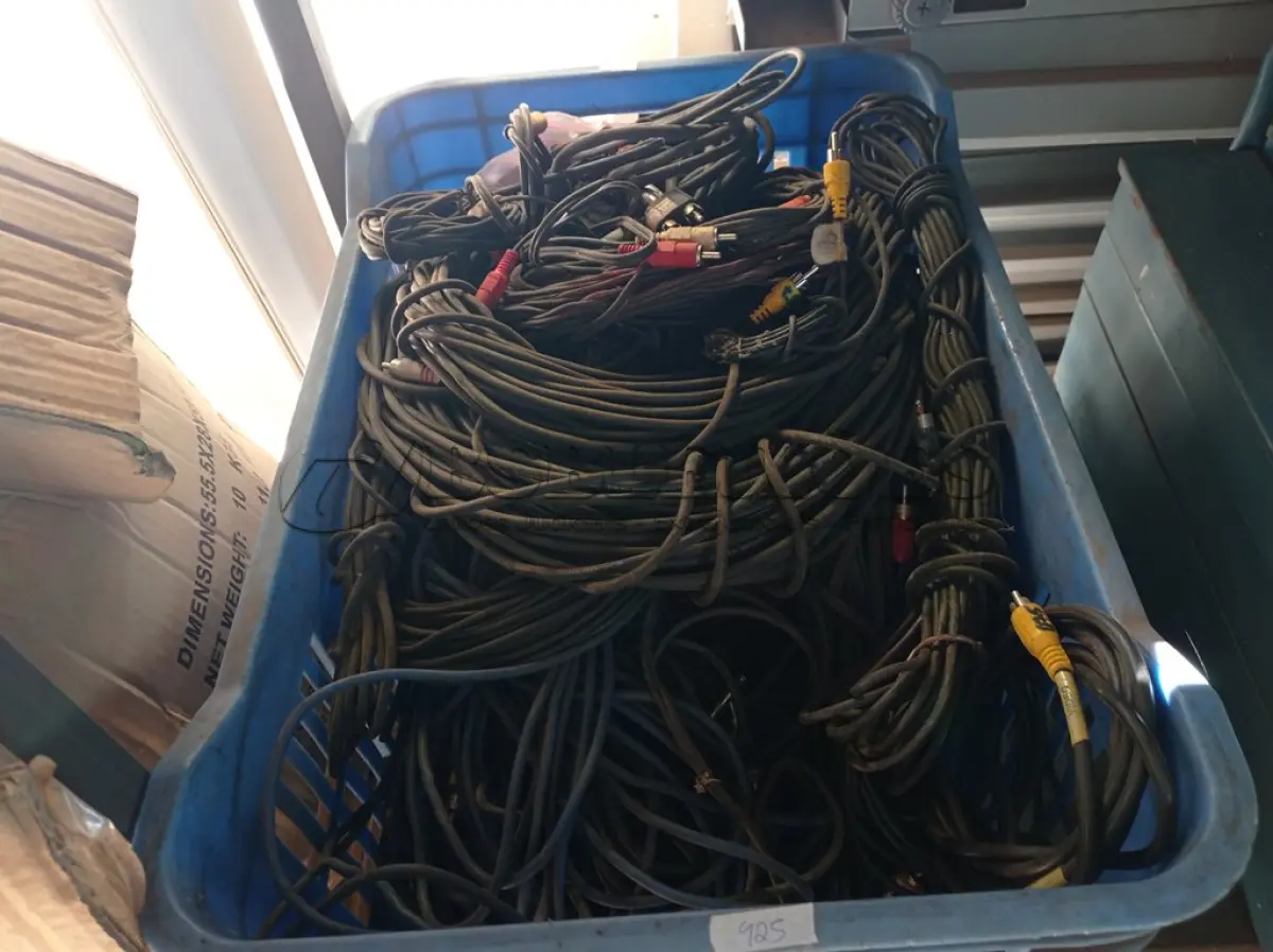 LOTE 121 - 01 LOTE COM 02 TIPOS DE CABOS. (NO ESTADO) ATENÇÃO! FAZER A VISITAÇÃO ANTES DE ARREMATAR, NÃO SABEMOS SE FUNCIONA. LEILÃO NÃO TEM GARANTIA E NEM DEVOLUÇÃO, SUJEITO A POSSÍVEIS AVARIAS VISÍVEIS/OCULTAS E/OU AUSÊNCIA DE COMPONENTES.