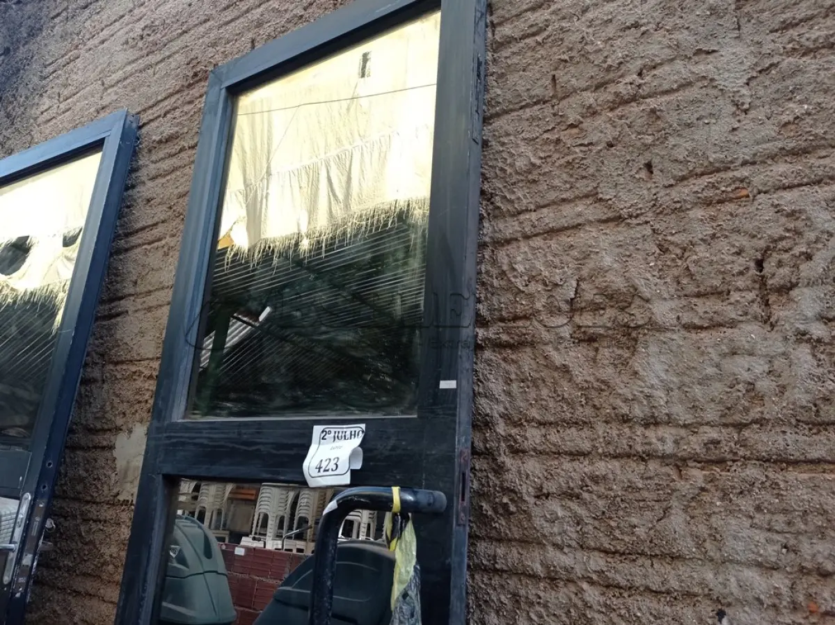 LOTE 423 - 01 PORTA EM ALUMÍNIO COM VIDRO BRINDADO (NO ESTADO) ATENÇÃO! FAZER A VISITAÇÃO ANTES DE ARREMATAR, NÃO SABEMOS SE FUNCIONA. LEILÃO NÃO TEM GARANTIA E NEM DEVOLUÇÃO, SUJEITO A POSSÍVEIS AVARIAS VISÍVEIS/OCULTAS E/OU AUSÊNCIA DE COMPONENTES.