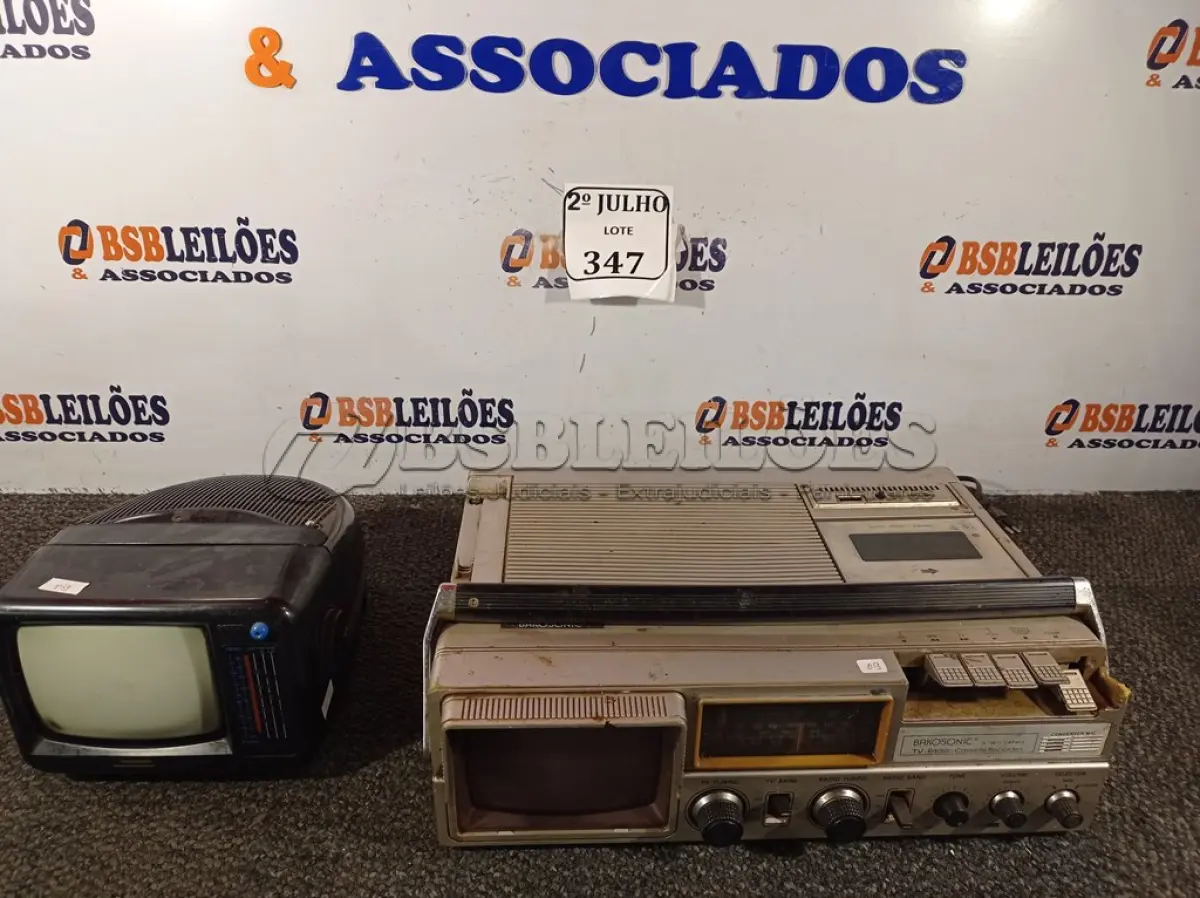 LOTE 347 - 01 TV/RADIO PRECISION E 01 TV/RADIO/CASSETE BAKOSONIC (ANTIGO E FUNCIONANDO) (NO ESTADO) ATENÇÃO! FAZER A VISITAÇÃO ANTES DE ARREMATAR, NÃO SABEMOS SE FUNCIONA. LEILÃO NÃO TEM GARANTIA E NEM DEVOLUÇÃO, SUJEITO A POSSÍVEIS AVARIAS VISÍVEIS/OCULTAS E/OU AUSÊNCIA DE COMPONENTES.