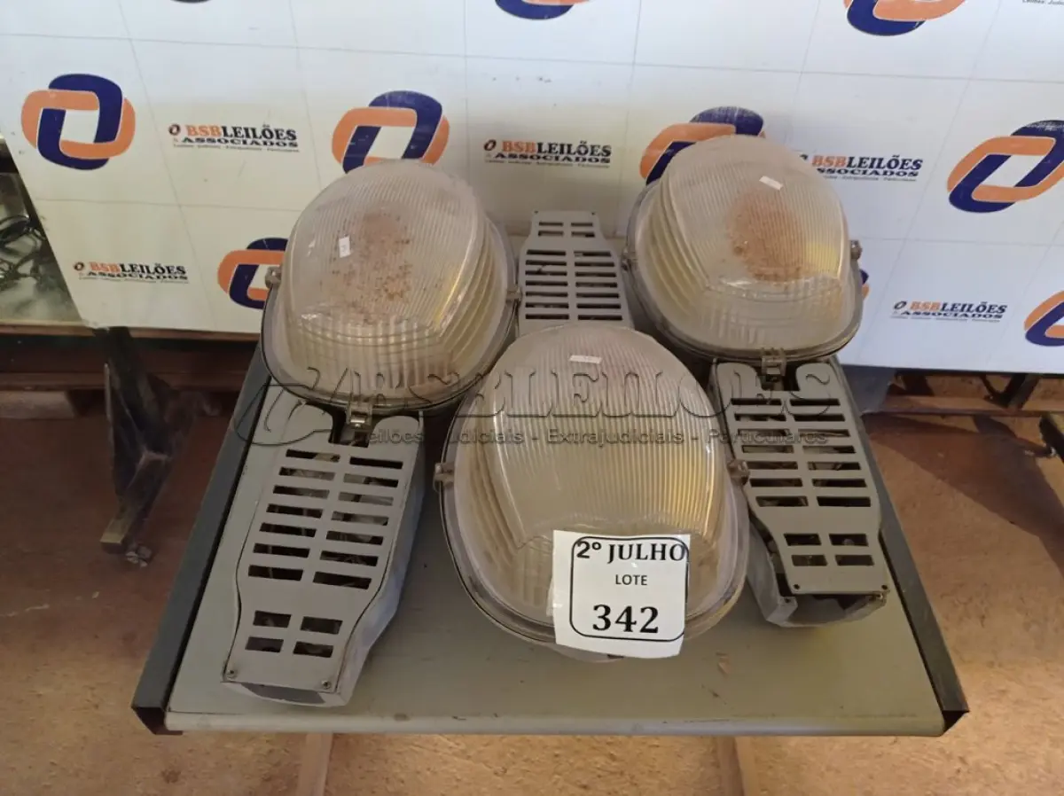 LOTE 342 - 03 LUMINÁRIAS PARA POSTE (NO ESTADO) ATENÇÃO! FAZER A VISITAÇÃO ANTES DE ARREMATAR, NÃO SABEMOS SE FUNCIONA. LEILÃO NÃO TEM GARANTIA E NEM DEVOLUÇÃO, SUJEITO A POSSÍVEIS AVARIAS VISÍVEIS/OCULTAS E/OU AUSÊNCIA DE COMPONENTES.