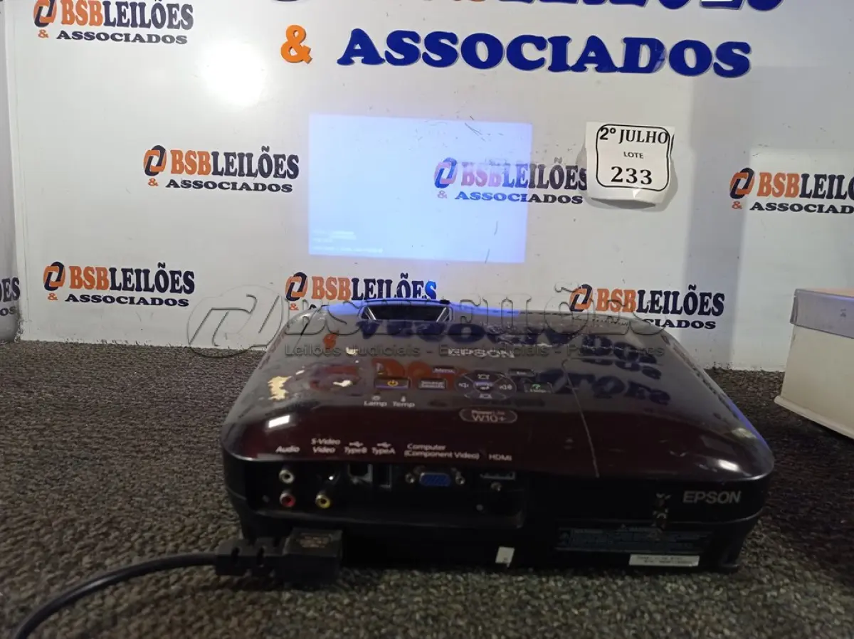 LOTE 233 - 01 PROJETOR EPSON COM HDMI (NO ESTADO) ATENÇÃO! FAZER A VISITAÇÃO ANTES DE ARREMATAR, NÃO SABEMOS SE FUNCIONA. LEILÃO NÃO TEM GARANTIA E NEM DEVOLUÇÃO, SUJEITO A POSSÍVEIS AVARIAS VISÍVEIS/OCULTAS E/OU AUSÊNCIA DE COMPONENTES.