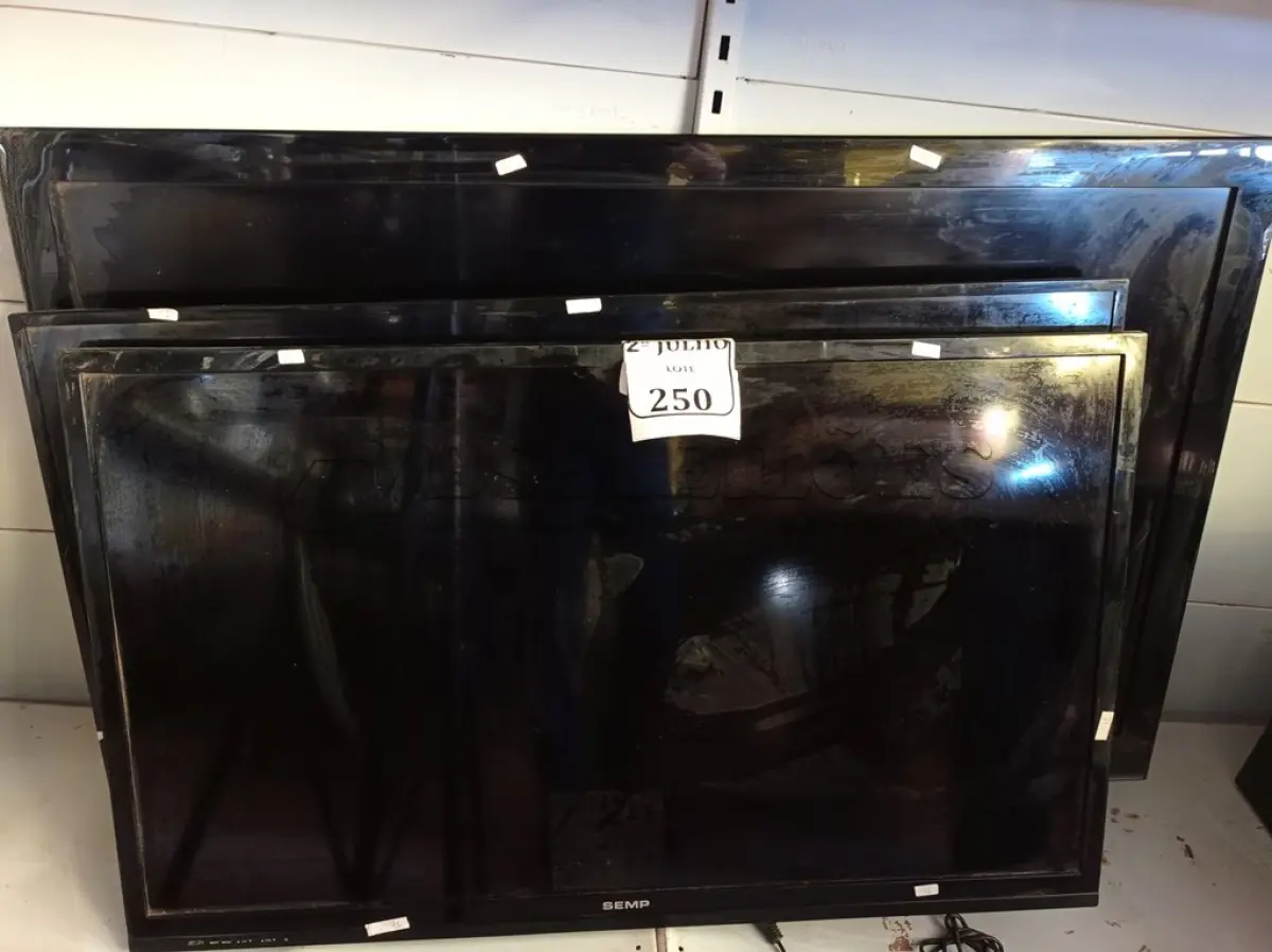 LOTE 250 - 03 TVS MARCAS E MODELOS DIVERSOS COM AVARIAS (NO ESTADO) ATENÇÃO! FAZER A VISITAÇÃO ANTES DE ARREMATAR, NÃO SABEMOS SE FUNCIONA. LEILÃO NÃO TEM GARANTIA E NEM DEVOLUÇÃO, SUJEITO A POSSÍVEIS AVARIAS VISÍVEIS/OCULTAS E/OU AUSÊNCIA DE COMPONENTES.