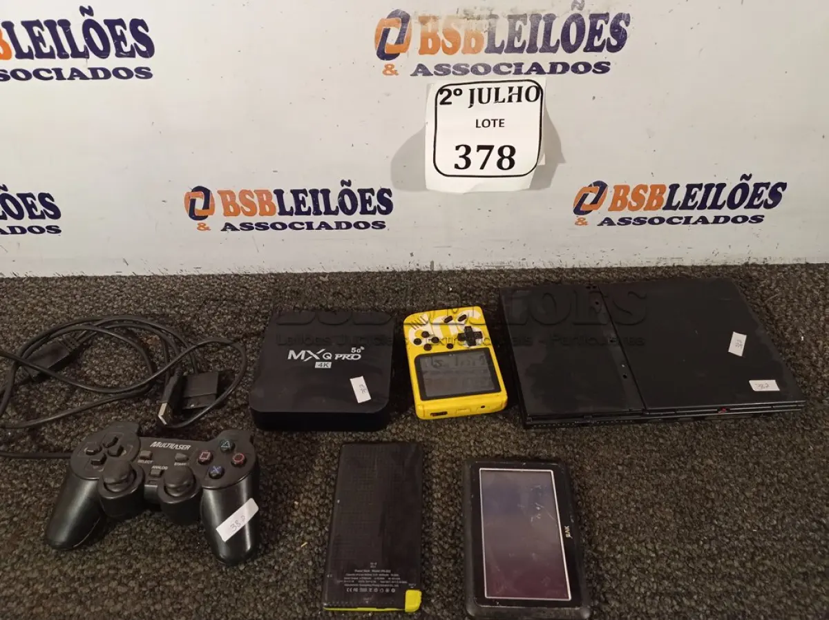LOTE 378 - 01 PS2 ,03 CONTROLE E 01 TV BOX (NO ESTADO) ATENÇÃO! FAZER A VISITAÇÃO ANTES DE ARREMATAR, NÃO SABEMOS SE FUNCIONA. LEILÃO NÃO TEM GARANTIA E NEM DEVOLUÇÃO, SUJEITO A POSSÍVEIS AVARIAS VISÍVEIS/OCULTAS E/OU AUSÊNCIA DE COMPONENTES.