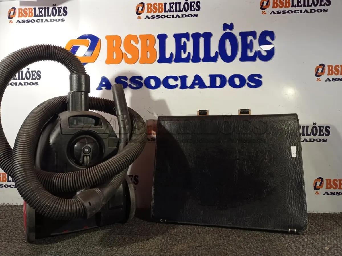 LOTE 151 - 01 ASPIRADOR DE PÓ ELETROLUX E MALETA DE COURO (NO ESTADO) ATENÇÃO! FAZER A VISITAÇÃO ANTES DE ARREMATAR, NÃO SABEMOS SE FUNCIONA. LEILÃO NÃO TEM GARANTIA E NEM DEVOLUÇÃO, SUJEITO A POSSÍVEIS AVARIAS VISÍVEIS/OCULTAS E/OU AUSÊNCIA DE COMPONENTES.