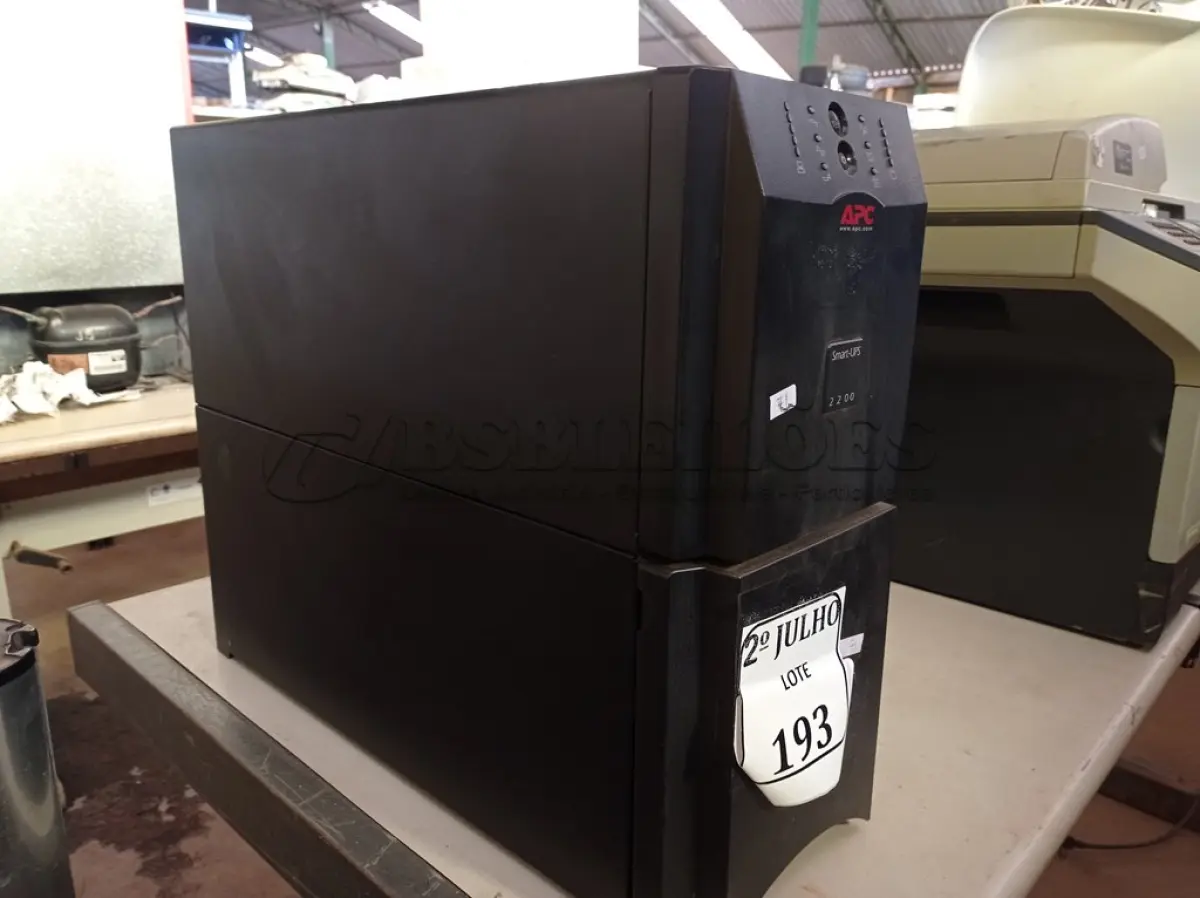 LOTE 193 - 01 NOBREAK MARCA APC MOD: SMART-UPS 3.000VA (NO ESTADO) ATENÇÃO! FAZER A VISITAÇÃO ANTES DE ARREMATAR, NÃO SABEMOS SE FUNCIONA. LEILÃO NÃO TEM GARANTIA E NEM DEVOLUÇÃO, SUJEITO A POSSÍVEIS AVARIAS VISÍVEIS/OCULTAS E/OU AUSÊNCIA DE COMPONENTES.