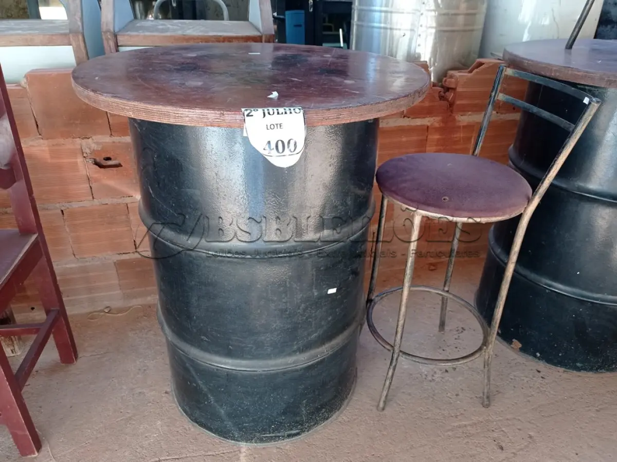 LOTE 400 - 01 MESA DE TAMBOR E 01 BANQUETAS BASE EM FERRO (NO ESTADO) ATENÇÃO! FAZER A VISITAÇÃO ANTES DE ARREMATAR, NÃO SABEMOS SE FUNCIONA. LEILÃO NÃO TEM GARANTIA E NEM DEVOLUÇÃO, SUJEITO A POSSÍVEIS AVARIAS VISÍVEIS/OCULTAS E/OU AUSÊNCIA DE COMPONENTES.