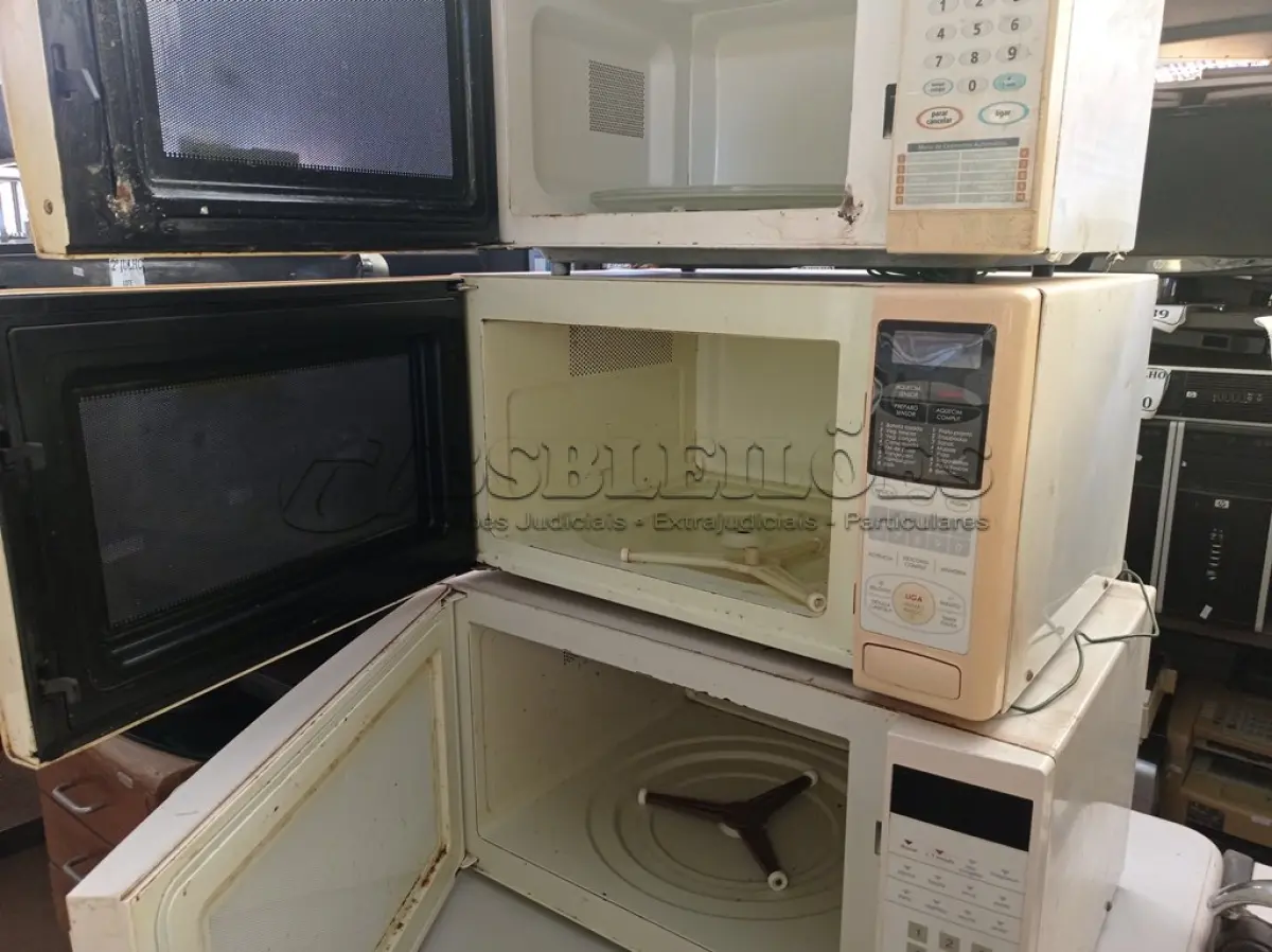 LOTE 188 - 03 MICROONDAS MARCAS E MODELOS DIVERSOS SENDO 01 COM PRATO (NO ESTADO) ATENÇÃO! FAZER A VISITAÇÃO ANTES DE ARREMATAR, NÃO SABEMOS SE FUNCIONA. LEILÃO NÃO TEM GARANTIA E NEM DEVOLUÇÃO, SUJEITO A POSSÍVEIS AVARIAS VISÍVEIS/OCULTAS E/OU AUSÊNCIA DE COMPONENTES.