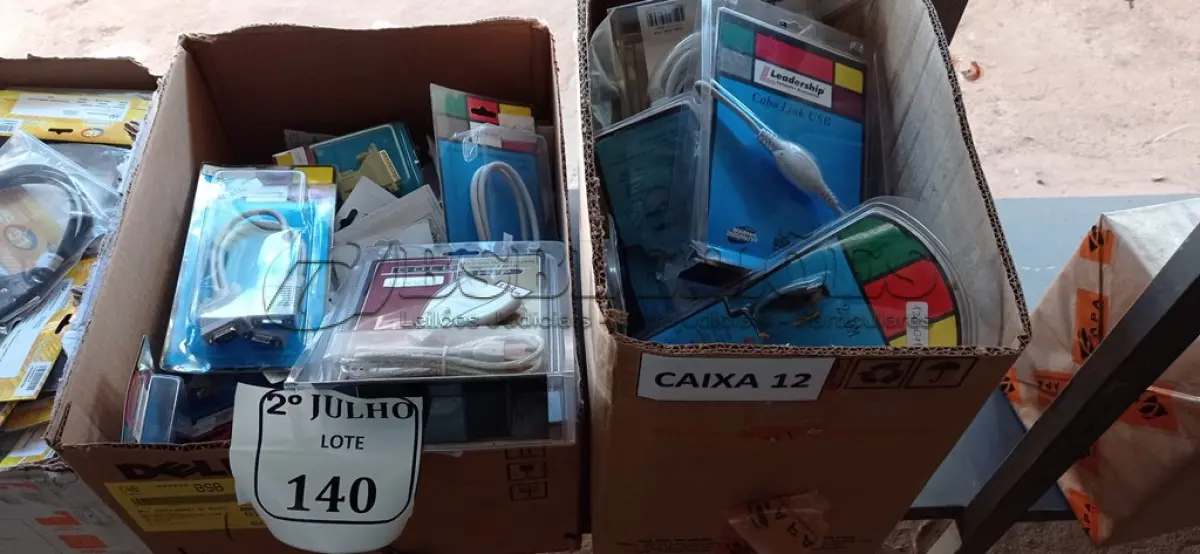 LOTE 140 - CAIXAS COM CABOS E ADAPTADORES (NO ESTADO) ATENÇÃO! FAZER A VISITAÇÃO ANTES DE ARREMATAR, NÃO SABEMOS SE FUNCIONA. LEILÃO NÃO TEM GARANTIA E NEM DEVOLUÇÃO, SUJEITO A POSSÍVEIS AVARIAS VISÍVEIS/OCULTAS E/OU AUSÊNCIA DE COMPONENTES.