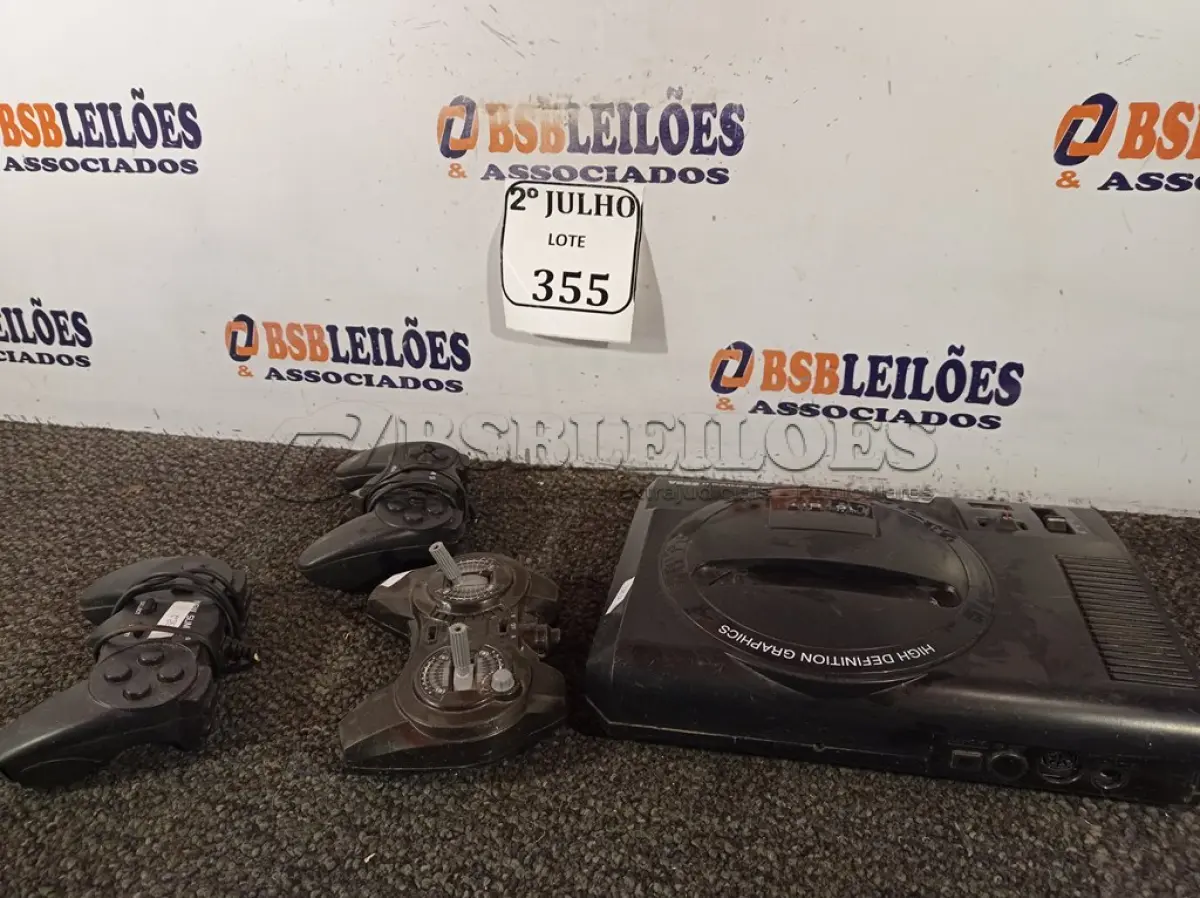 LOTE 355 - 01 MEGA DRIVE E 03 CONTROLES (NO ESTADO) ATENÇÃO! FAZER A VISITAÇÃO ANTES DE ARREMATAR, NÃO SABEMOS SE FUNCIONA. LEILÃO NÃO TEM GARANTIA E NEM DEVOLUÇÃO, SUJEITO A POSSÍVEIS AVARIAS VISÍVEIS/OCULTAS E/OU AUSÊNCIA DE COMPONENTES.