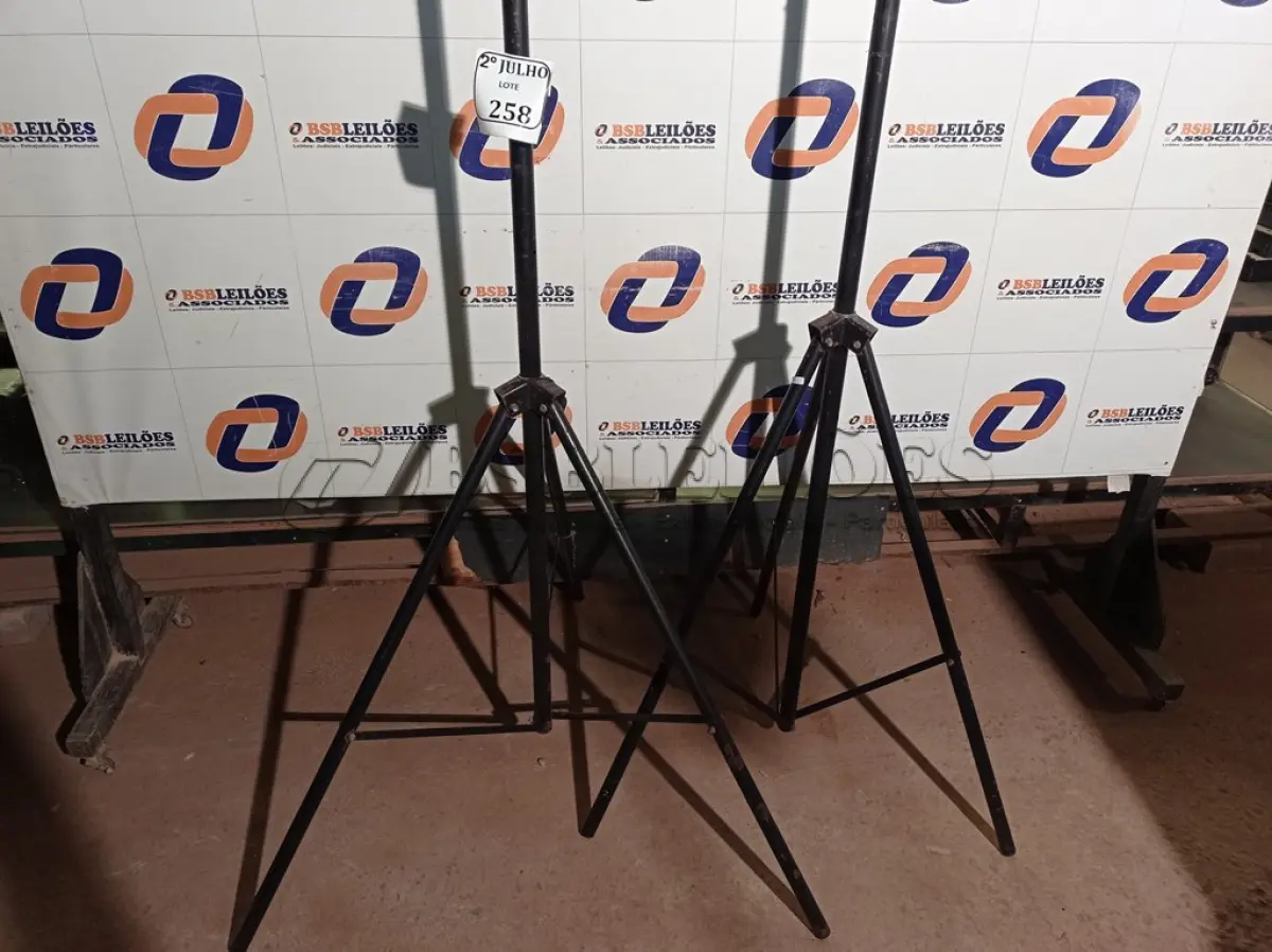LOTE 258 - 02 TRIPÉS PARA CAIXA DE SOM (NO ESTADO) ATENÇÃO! FAZER A VISITAÇÃO ANTES DE ARREMATAR, NÃO SABEMOS SE FUNCIONA. LEILÃO NÃO TEM GARANTIA E NEM DEVOLUÇÃO, SUJEITO A POSSÍVEIS AVARIAS VISÍVEIS/OCULTAS E/OU AUSÊNCIA DE COMPONENTES.