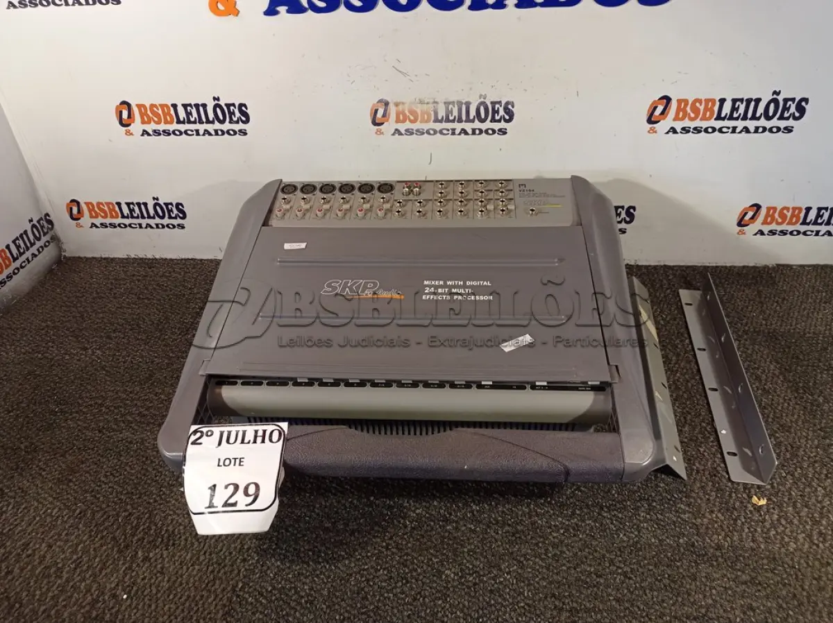 LOTE 129 - 01 MESA DE SOM AMPLIFICADA SKP 24 CANAIS VZ194. (NO ESTADO) ATENÇÃO! FAZER A VISITAÇÃO ANTES DE ARREMATAR, NÃO SABEMOS SE FUNCIONA. LEILÃO NÃO TEM GARANTIA E NEM DEVOLUÇÃO, SUJEITO A POSSÍVEIS AVARIAS VISÍVEIS/OCULTAS E/OU AUSÊNCIA DE COMPONENTES.
