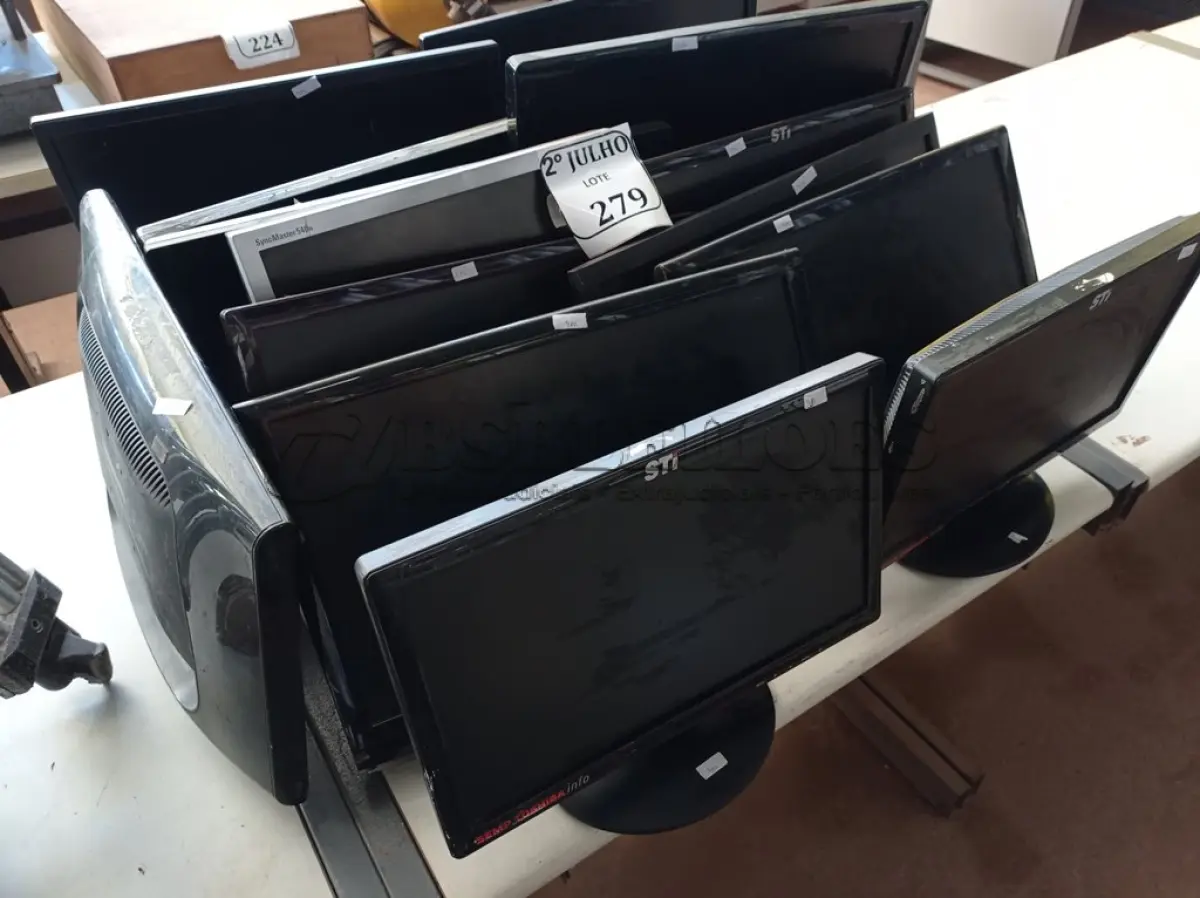 LOTE 279 - 14 MONITORES MARCAS E MODELOS DIVERSOS (NO ESTADO) ATENÇÃO! FAZER A VISITAÇÃO ANTES DE ARREMATAR, NÃO SABEMOS SE FUNCIONA. LEILÃO NÃO TEM GARANTIA E NEM DEVOLUÇÃO, SUJEITO A POSSÍVEIS AVARIAS VISÍVEIS/OCULTAS E/OU AUSÊNCIA DE COMPONENTES.