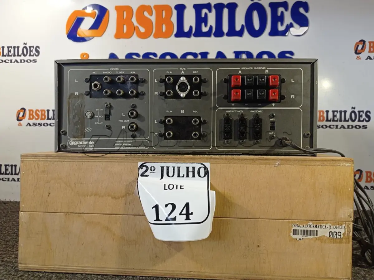 LOTE 124 - 01 AMPLIFICADOR MARCA GRADIENTE MODELO 160 COM CAIXA DE MADEIRA. (NO ESTADO) ATENÇÃO! FAZER A VISITAÇÃO ANTES DE ARREMATAR, NÃO SABEMOS SE FUNCIONA. LEILÃO NÃO TEM GARANTIA E NEM DEVOLUÇÃO, SUJEITO A POSSÍVEIS AVARIAS VISÍVEIS/OCULTAS E/OU AUSÊNCIA DE COMPONENTES.