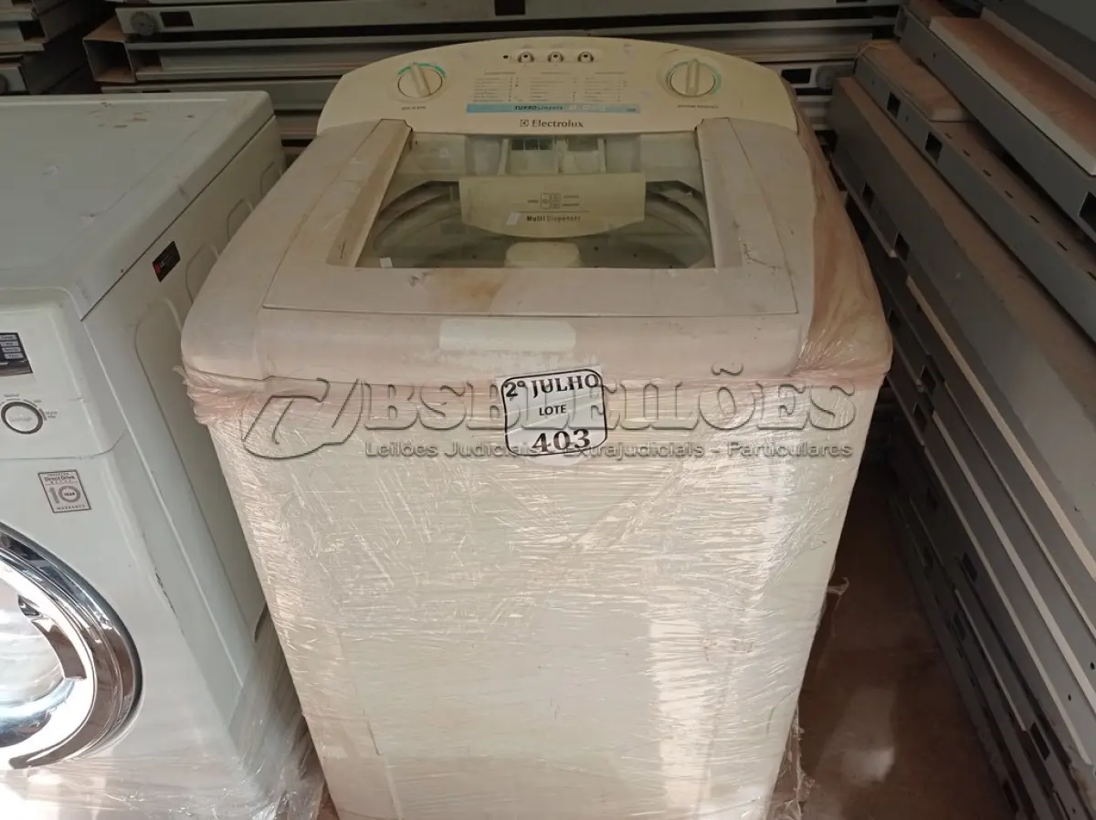LOTE 403 - 01 MÁQUINA DE LAVAR ROUPAS ELETROLUX 9KG 220V  (NO ESTADO) ATENÇÃO! FAZER A VISITAÇÃO ANTES DE ARREMATAR, NÃO SABEMOS SE FUNCIONA. LEILÃO NÃO TEM GARANTIA E NEM DEVOLUÇÃO, SUJEITO A POSSÍVEIS AVARIAS VISÍVEIS/OCULTAS E/OU AUSÊNCIA DE COMPONENTES.