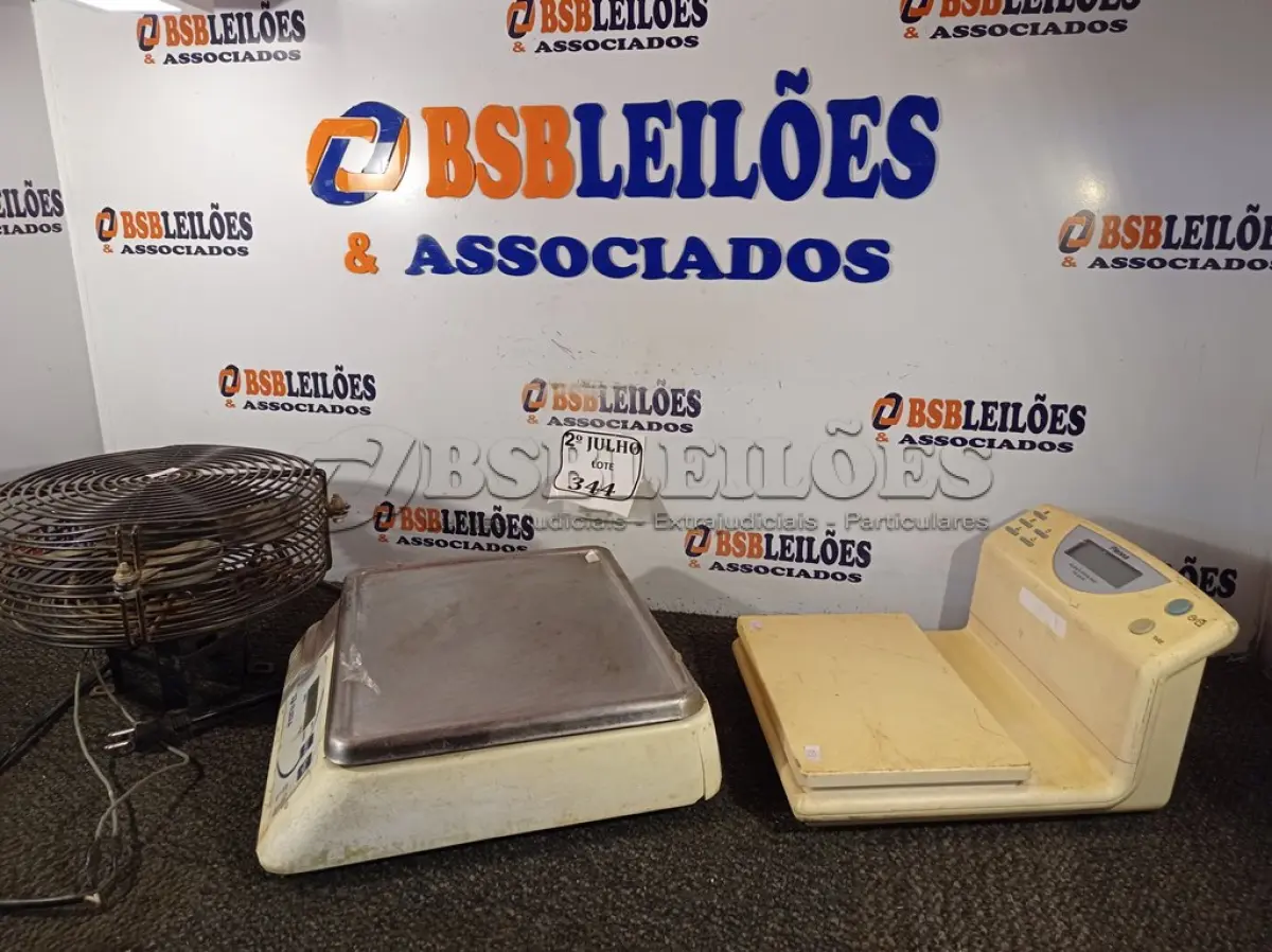 LOTE 344 - 02 BALANÇAS DIGITAIS E 01 VENTILADOR EXAUSTOR (NO ESTADO) ATENÇÃO! FAZER A VISITAÇÃO ANTES DE ARREMATAR, NÃO SABEMOS SE FUNCIONA. LEILÃO NÃO TEM GARANTIA E NEM DEVOLUÇÃO, SUJEITO A POSSÍVEIS AVARIAS VISÍVEIS/OCULTAS E/OU AUSÊNCIA DE COMPONENTES.