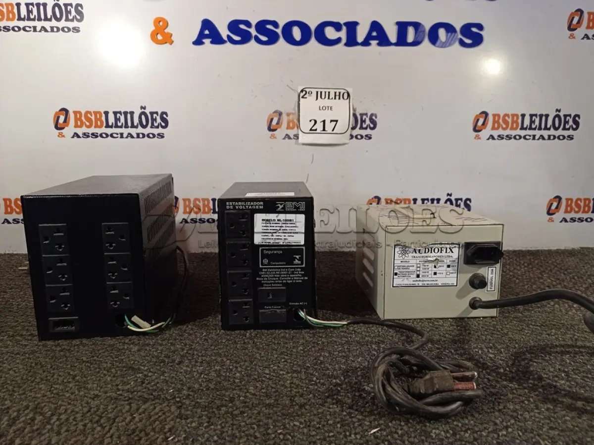 LOTE 217 - 02 ESTABILIZADORES E 01 TRANSFORMADOR DE VOLTAGEM (NO ESTADO) ATENÇÃO! FAZER A VISITAÇÃO ANTES DE ARREMATAR, NÃO SABEMOS SE FUNCIONA. LEILÃO NÃO TEM GARANTIA E NEM DEVOLUÇÃO, SUJEITO A POSSÍVEIS AVARIAS VISÍVEIS/OCULTAS E/OU AUSÊNCIA DE COMPONENTES.