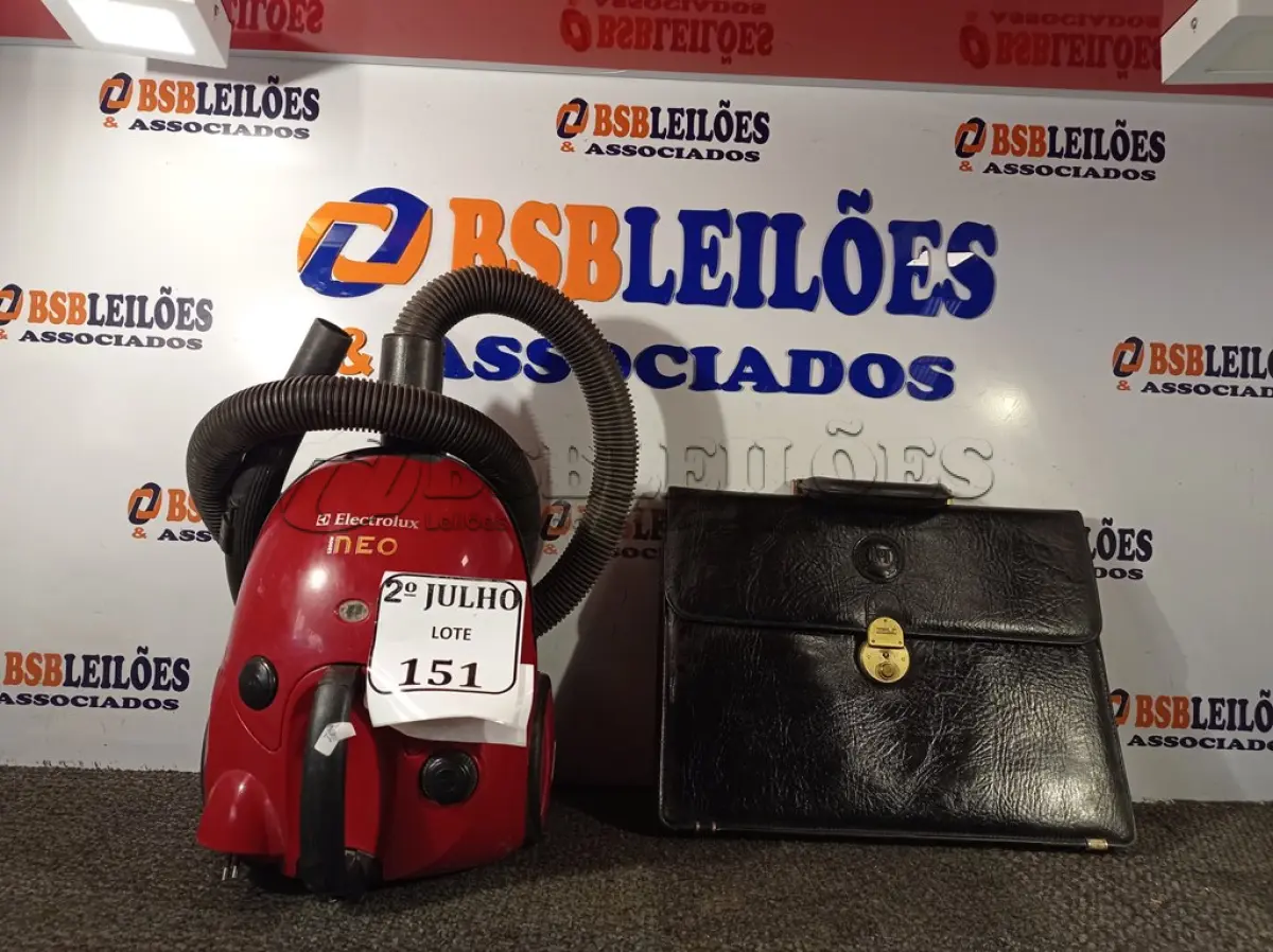 LOTE 151 - 01 ASPIRADOR DE PÓ ELETROLUX E MALETA DE COURO (NO ESTADO) ATENÇÃO! FAZER A VISITAÇÃO ANTES DE ARREMATAR, NÃO SABEMOS SE FUNCIONA. LEILÃO NÃO TEM GARANTIA E NEM DEVOLUÇÃO, SUJEITO A POSSÍVEIS AVARIAS VISÍVEIS/OCULTAS E/OU AUSÊNCIA DE COMPONENTES.