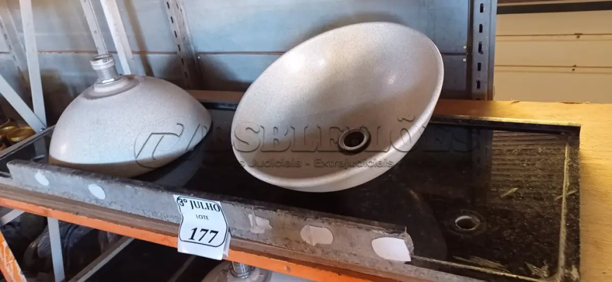 LOTE 177 - 02 CUBAS DE PIA PARA BANHEIRO COM 02 PEDRAS (NO ESTADO) ATENÇÃO! FAZER A VISITAÇÃO ANTES DE ARREMATAR, NÃO SABEMOS SE FUNCIONA. LEILÃO NÃO TEM GARANTIA E NEM DEVOLUÇÃO, SUJEITO A POSSÍVEIS AVARIAS VISÍVEIS/OCULTAS E/OU AUSÊNCIA DE COMPONENTES.