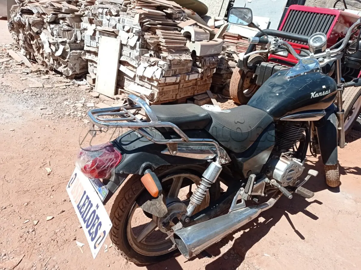 LOTE 446 - 01 MOTOCICLETA DAFRA MOD: KANSAS (NO ESTADO) ATENÇÃO! FAZER A VISITAÇÃO ANTES DE ARREMATAR, NÃO SABEMOS SE FUNCIONA. LEILÃO NÃO TEM GARANTIA E NEM DEVOLUÇÃO, SUJEITO A POSSÍVEIS AVARIAS VISÍVEIS/OCULTAS E/OU AUSÊNCIA DE COMPONENTES.