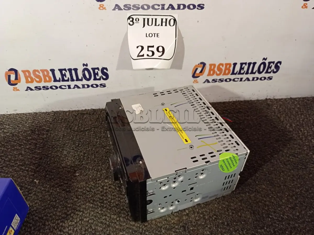 LOTE 259 - 01 APARELHO DE SOM PARA CARRO MARCA CLARION MOD:CX305B (NO ESTADO) ATENÇÃO! FAZER A VISITAÇÃO ANTES DE ARREMATAR, NÃO SABEMOS SE FUNCIONA. LEILÃO NÃO TEM GARANTIA E NEM DEVOLUÇÃO, SUJEITO A POSSÍVEIS AVARIAS VISÍVEIS/OCULTAS E/OU AUSÊNCIA DE COMPONENTES.