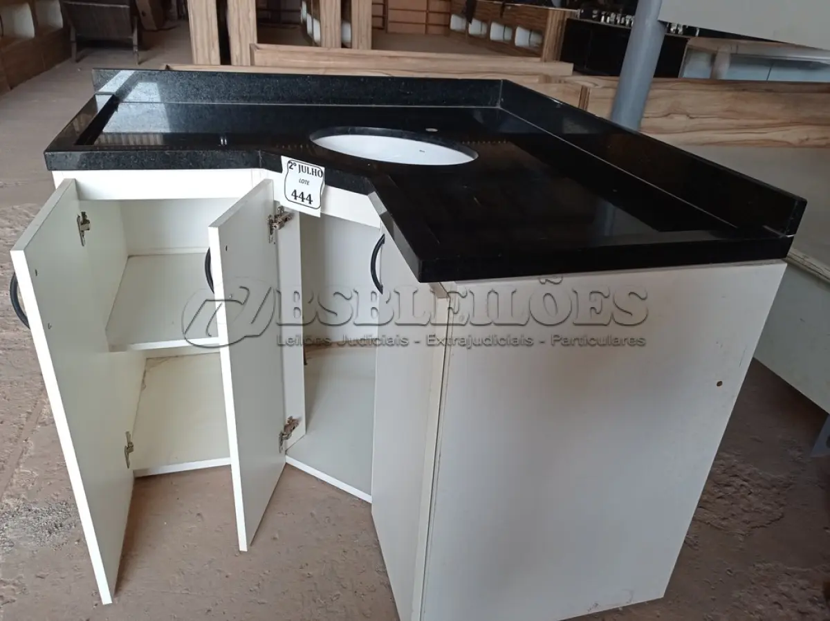 LOTE 444 - 01 ARMÁRIO DE CANTO PARA BANHEIRO COM PIA E PEDRA EM GRANITO (NO ESTADO) ATENÇÃO! FAZER A VISITAÇÃO ANTES DE ARREMATAR, NÃO SABEMOS SE FUNCIONA. LEILÃO NÃO TEM GARANTIA E NEM DEVOLUÇÃO, SUJEITO A POSSÍVEIS AVARIAS VISÍVEIS/OCULTAS E/OU AUSÊNCIA DE COMPONENTES.