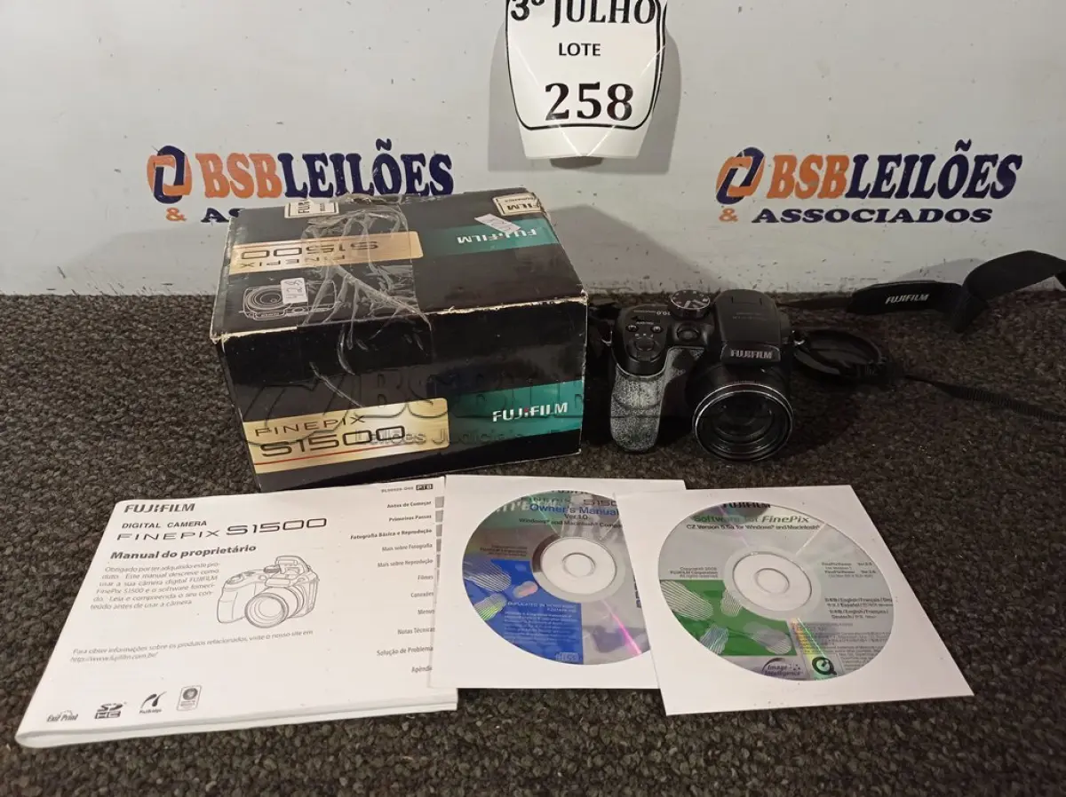LOTE 258 - 01 MÁQUINA FOTOGRAFICA MARCA FUJIFILM. (NO ESTADO) ATENÇÃO! FAZER A VISITAÇÃO ANTES DE ARREMATAR, NÃO SABEMOS SE FUNCIONA. LEILÃO NÃO TEM GARANTIA E NEM DEVOLUÇÃO, SUJEITO A POSSÍVEIS AVARIAS VISÍVEIS/OCULTAS E/OU AUSÊNCIA DE COMPONENTES.