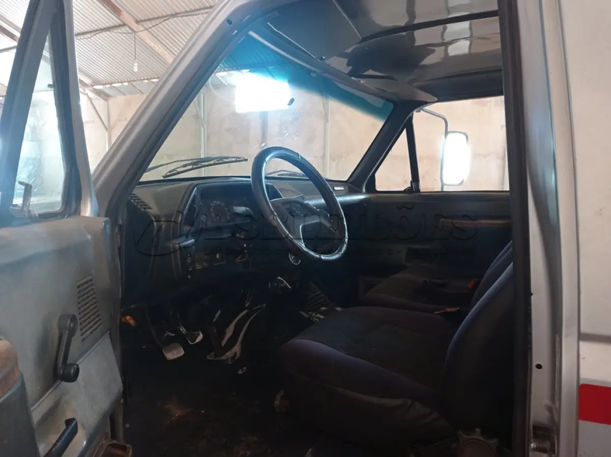 LOTE 010 - 01 CAMINHÃO FORD/F4000 TURBO 4.3T, MOTOR X10 MWM DIESEL, ANO 1997/97, COR PRATA, SEM DÉBITOS , ESTA COM ENTRADA DE AR.(NO ESTADO)