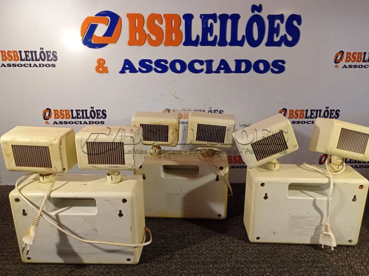 LOTE 193 - 02 LUMINÁRIAS DE EMERGÊNCIA DE LED. (NO ESTADO) ATENÇÃO! FAZER A VISITAÇÃO ANTES DE ARREMATAR, NÃO SABEMOS SE FUNCIONA. LEILÃO NÃO TEM GARANTIA E NEM DEVOLUÇÃO, SUJEITO A POSSÍVEIS AVARIAS VISÍVEIS/OCULTAS E/OU AUSÊNCIA DE COMPONENTES.