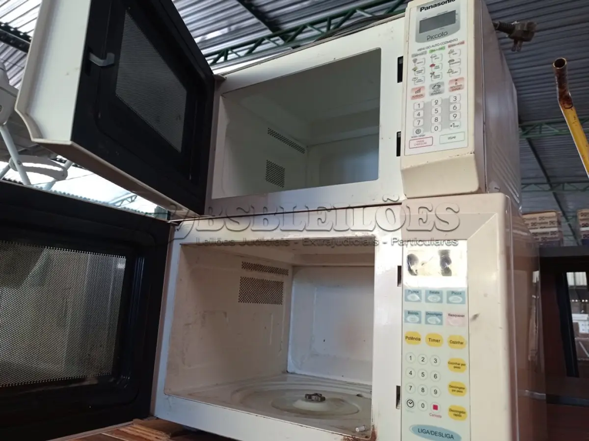 LOTE 121 - 02 MICRO-ONDAS SEM PRATOS (NO ESTADO) ATENÇÃO! FAZER A VISITAÇÃO ANTES DE ARREMATAR, NÃO SABEMOS SE FUNCIONA. LEILÃO NÃO TEM GARANTIA E NEM DEVOLUÇÃO, SUJEITO A POSSÍVEIS AVARIAS VISÍVEIS/OCULTAS E/OU AUSÊNCIA DE COMPONENTES.
