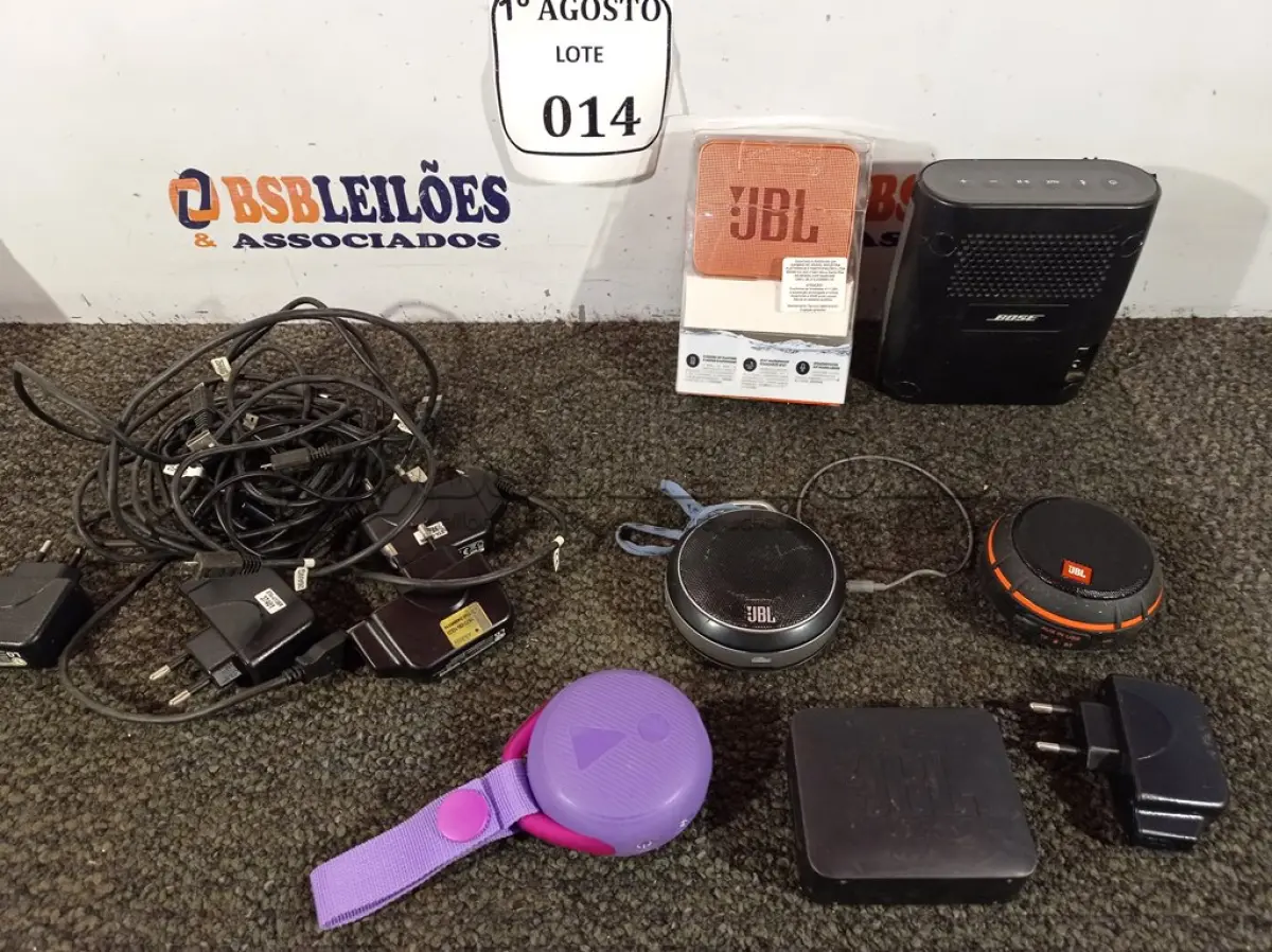 LOTE 014 - 06 MINI CAIXAS DE SOM DIVERSAS MARCAS E CARREGADORES DIVERSOS. (NO ESTADO) ATENÇÃO! FAZER A VISITAÇÃO ANTES DE ARREMATAR, NÃO SABEMOS SE FUNCIONA. LEILÃO NÃO TEM GARANTIA E NEM DEVOLUÇÃO, SUJEITO A POSSÍVEIS AVARIAS VISÍVEIS/OCULTAS E/OU AUSÊNCIA DE COMPONENTES.