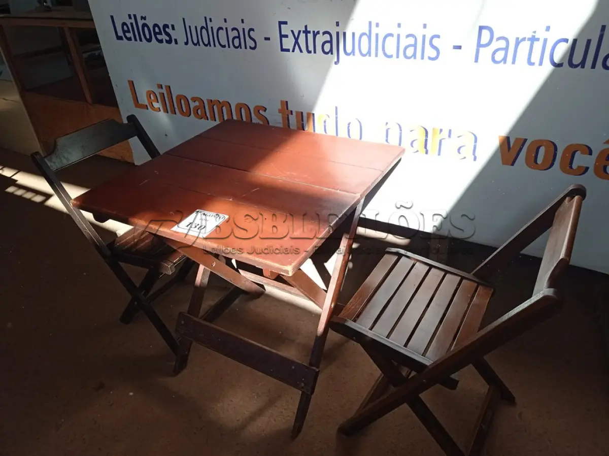 LOTE 130 - 01 MESA EM MADEIRA COM 02 CADEIRAS DOBRÁVEL COM AVARIAS. (NO ESTADO) ATENÇÃO! FAZER A VISITAÇÃO ANTES DE ARREMATAR, NÃO SABEMOS SE FUNCIONA. LEILÃO NÃO TEM GARANTIA E NEM DEVOLUÇÃO, SUJEITO A POSSÍVEIS AVARIAS VISÍVEIS/OCULTAS E/OU AUSÊNCIA DE COMPONENTES.