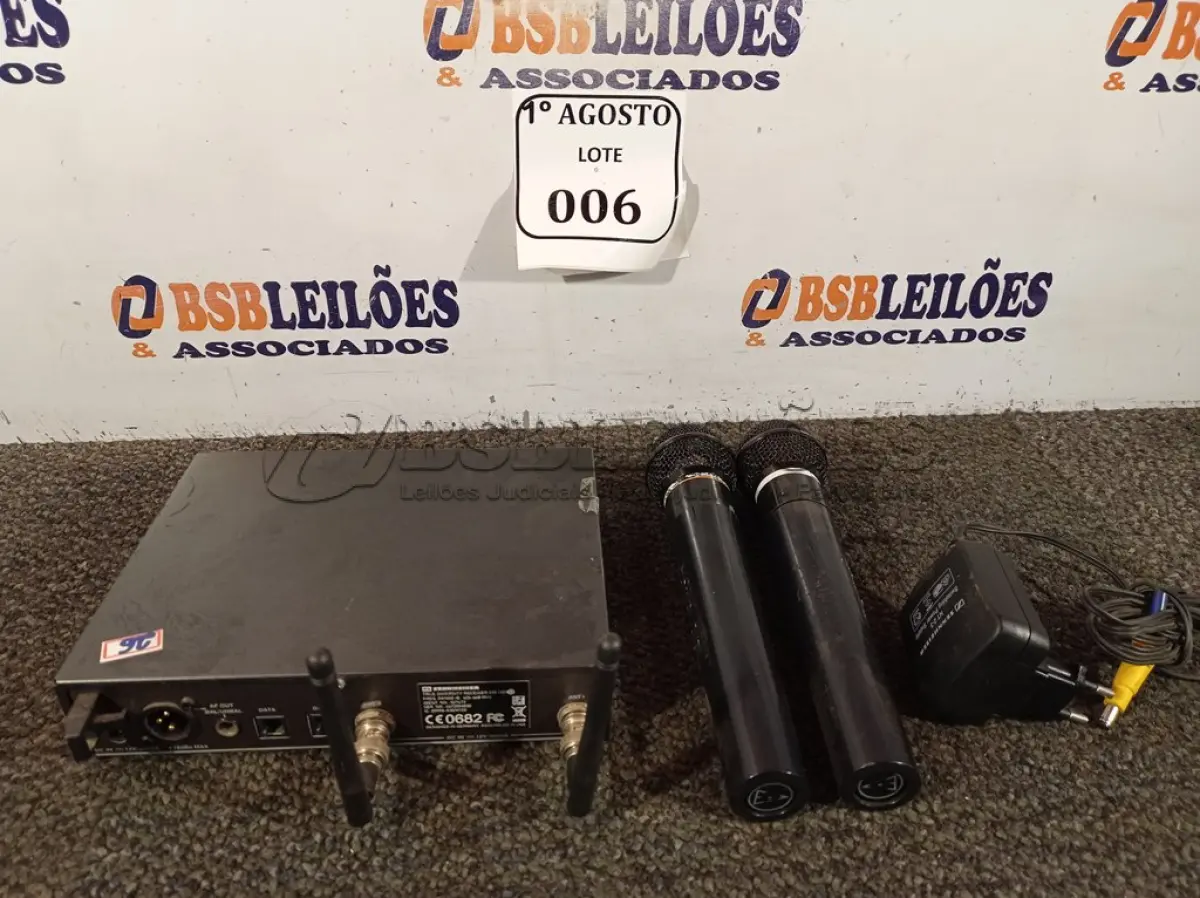 LOTE 006 - 01 RECEIVER COM FONTE E 02 MICROFONES. (NO ESTADO) ATENÇÃO! FAZER A VISITAÇÃO ANTES DE ARREMATAR, NÃO SABEMOS SE FUNCIONA. LEILÃO NÃO TEM GARANTIA E NEM DEVOLUÇÃO, SUJEITO A POSSÍVEIS AVARIAS VISÍVEIS/OCULTAS E/OU AUSÊNCIA DE COMPONENTES.